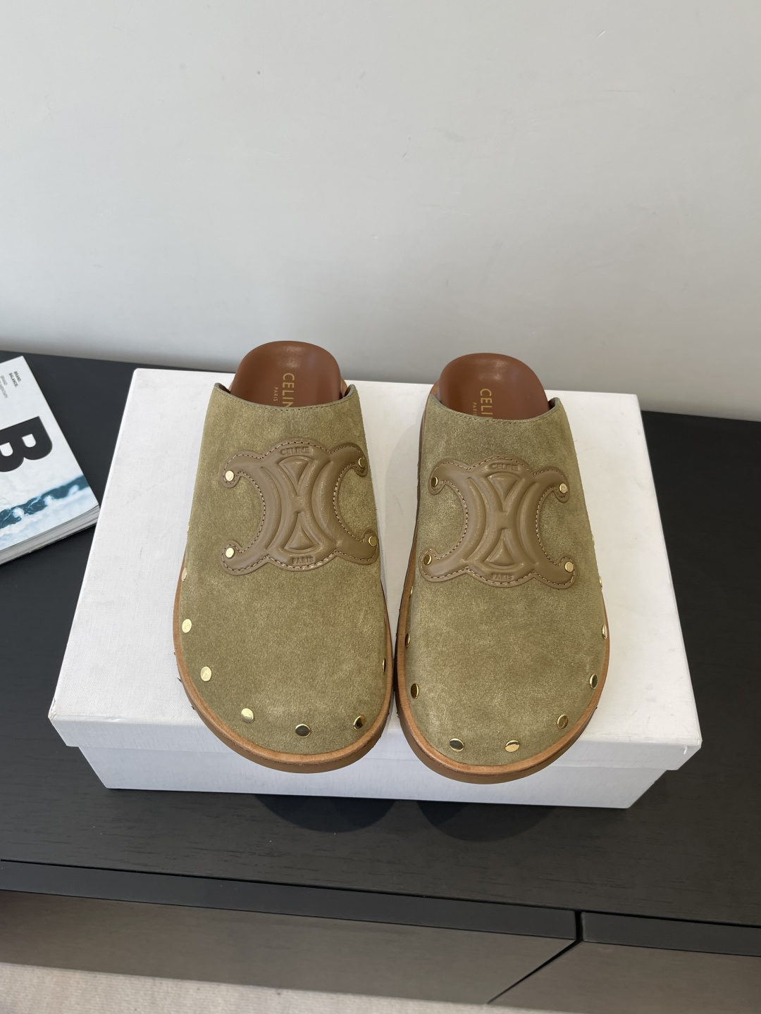 NO:682269,Celine's latest velvet-lined Birkenstock semi-trailer, full of high-end sense. Internet celebrity's ins planting tool, very retro style, full of aura. The design style is very novel, high-end and very comfortable. The embossed Celine logo highlights the brand charm. The cowhide fabric is super soft and comfortable. The fabric is made of original imported high mercerized cow suede/cowhide. The lining is sheepskin. The original customized rubber outsole.  Size 35-40 (40 custom-made), semi-shoes, celine, celine, cowhide, sheepskin19860909Celine 赛琳 最新款 绒里 勃肯半拖 高级感十足 网红ins种草神器、非常复古风、气场十足单品 设计风格非常新颖、高档且非常舒适.压印Celine标志彰显品牌魅力 牛皮面料超级柔软舒适度很好 面料采用原版进口高丝光牛反绒/牛皮 内里垫脚羊皮 原版定制橡胶大底 码数35-40（40定做）,半拖毛毛鞋,celine,celine,cowhide,sheepskin,Women's Shoes