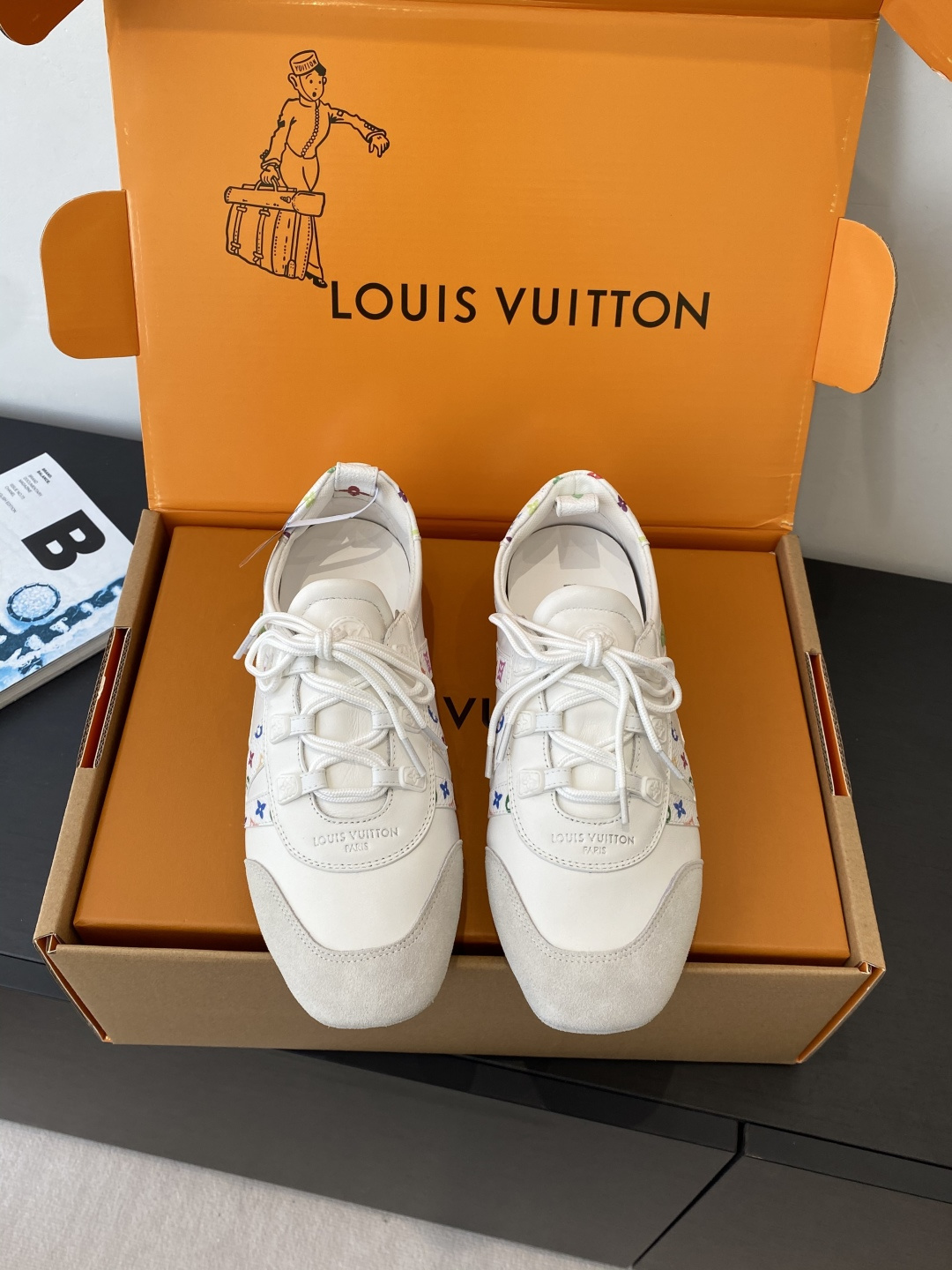 NO:692691,Top version Women's Men's Louis Vuitton Louis Vuitton Sneakerina Series Ballet Sneakers Moral Training Shoes Couple Sneakerina Ballet-style sneakers are made of silky suede cow leather to create smooth lines. They have the light structure of ballet shoes and the comfortable texture of sneakers. LV logo on the side. Monogram canvas back strap with rich details. Sacchetto craftsmanship and TPU outsole upgrade for a soft wearing experience. Casual matching. Fabric Original custom imported first-layer cowhide.  Lining: original customized breathable mesh lining, original molded outsole, injection molded TPU material, size: 35-45 (40 for women, 45 for men, customized), casual shoes/sports shoes, louis vuitton, louis vuitton, louis vuitton, sneakers, cowhide19860909顶级版本 女款男款 Louis Vuitton路易威登 Sneakerina系列 芭蕾运动鞋 德训鞋 情侣款 Sneakerina 芭蕾风运动鞋以丝滑绒面牛皮革塑造流畅线条 兼具芭蕾舞鞋的轻盈构型和运动鞋的舒适质感 侧面 LV 标识Monogram 帆布后袢带丰富细节 Sacchetto 工艺和 TPU 外底升级轻柔穿着体验 随意搭配 面料 原版定制进口头层牛皮 内里 原版定制透气网里原版开模大底 注塑TPU材质 码数: 35-45（女40 男45 定做）,休闲鞋/运动鞋,louis vuitton,louis vuitton,louis vuitton,sneakers,cowhide,Women's Shoes