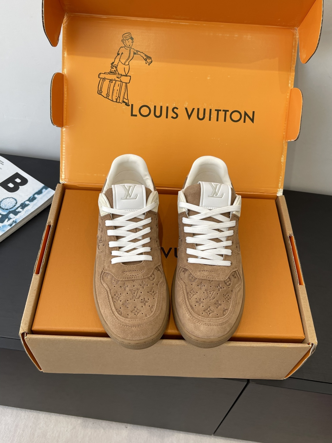 NO:692694,Louis vuitton Louis Vuitton's latest casual sports shoes for autumn and winter. Couple model. Original purchase and development. Perfect reproduction. Embossed logo brand elements embellish the upper and lightweight rubber outsole. Classic partition design. Fabric original imported cowhide. Lining cowhide. Original open mold TPU outsole material code number 35-40. Men 39-45, casual shoes/sports shoes, louis vuitton, louis vuitton, sneakers, cowhide.19860909Louis vuitton 路易威登 秋冬最新款休闲运动鞋板鞋 情侣款 原版购入开发 完美复刻 压花logo品牌元素点缀鞋面和轻质橡胶外底 经典的隔板设计 面料原版进口牛皮 内里牛皮 原版开模TPU大底材质码数35-40 男39-45,休闲鞋/运动鞋,louis vuitton,louis vuitton,sneakers,cowhide,Women's Shoes