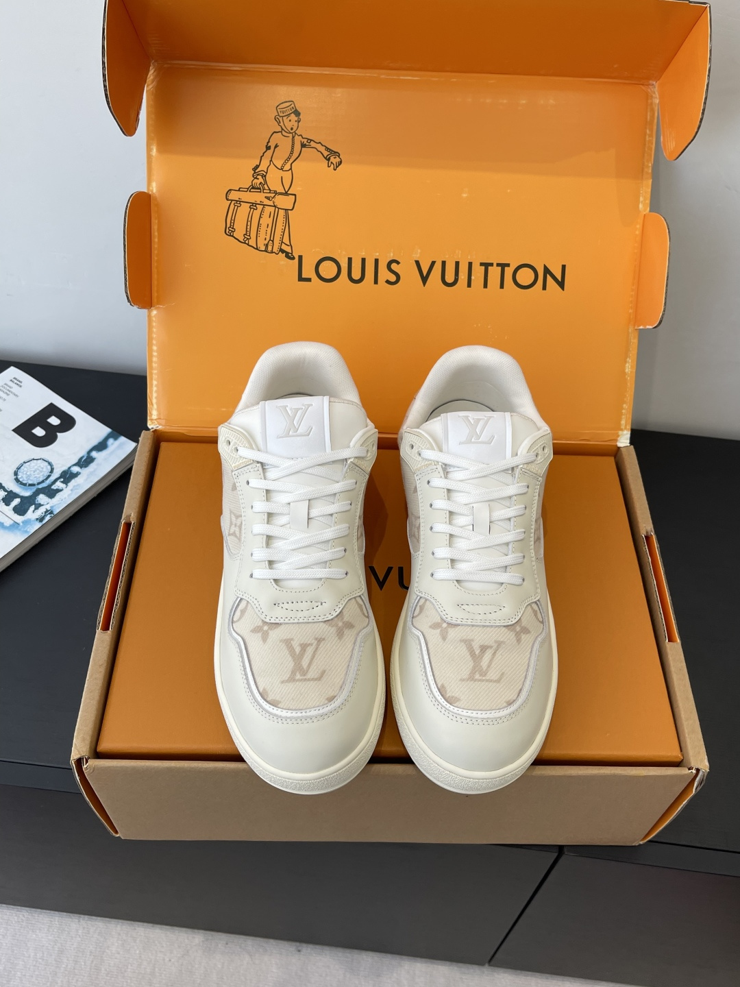 NO:692697,LouIs Vuitton Louis Vuitton TIME OUT casual sneakers, white shoes. This Time Out sneaker is stitched with cow leather and Monogram denim, echoing the current season's leather goods series. The denim luggage tag is fixed on the upper with a leather strap, highlighting Louis Vuitton's travel heritage. Dazzling inscribed eyelets and brand logo embossing on the tongue add exquisite details. The upper is original cow suede, the lining is cowhide, and the original molded outsole  Size 35-40 (40 customized), casual shoes/sports shoes, louis vuitton, louis vuitton, sneakers, cowhide19860909LouIs Vuitton 路易威登TIME OUT休闲板鞋 小白鞋 本款Time Out运动鞋拼接牛皮革与 Monogram 丹宁布 与当季皮具系列遥相呼应 丹宁布行李牌通过皮革饰带固定于鞋面 彰显路易威登的旅行传承 耀目铭纹孔眼与鞋舌处品牌标识压纹增添考究细节 鞋面原版牛反绒 内里垫脚牛皮 原版开模大底 码数35-40（40定做）,休闲鞋/运动鞋,louis vuitton,louis vuitton,sneakers,cowhide,Women's Shoes