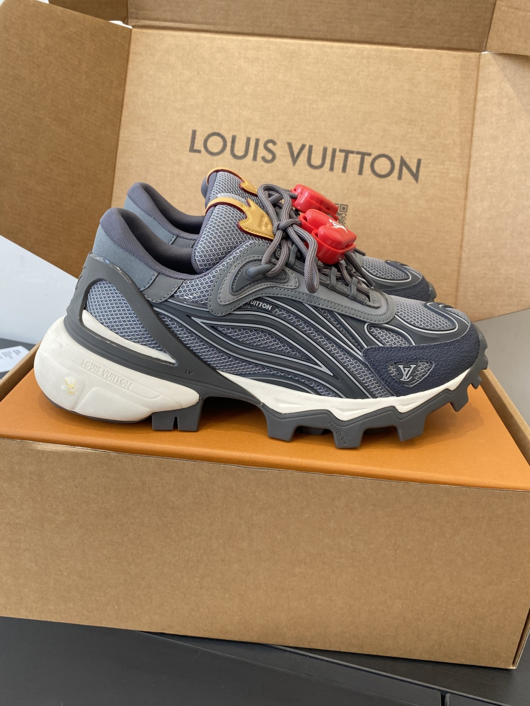 Louis Vuitton vuitton路易威登 最新款 SUMMIT机能 徒步鞋 运动鞋（配饰 60） 1比1开发 2026春夏男装系列新品 融合品牌工艺与户外徒步风格 鞋面采用透气网布+合成材质 前卫感满满 抓地力强 适合多种地形 细节处有LV标志 品牌辨识度拉满 日常穿搭或户外徒步都很OK舒适又 裤装搭配超赞 市场独家上新 MD组合TPU大底