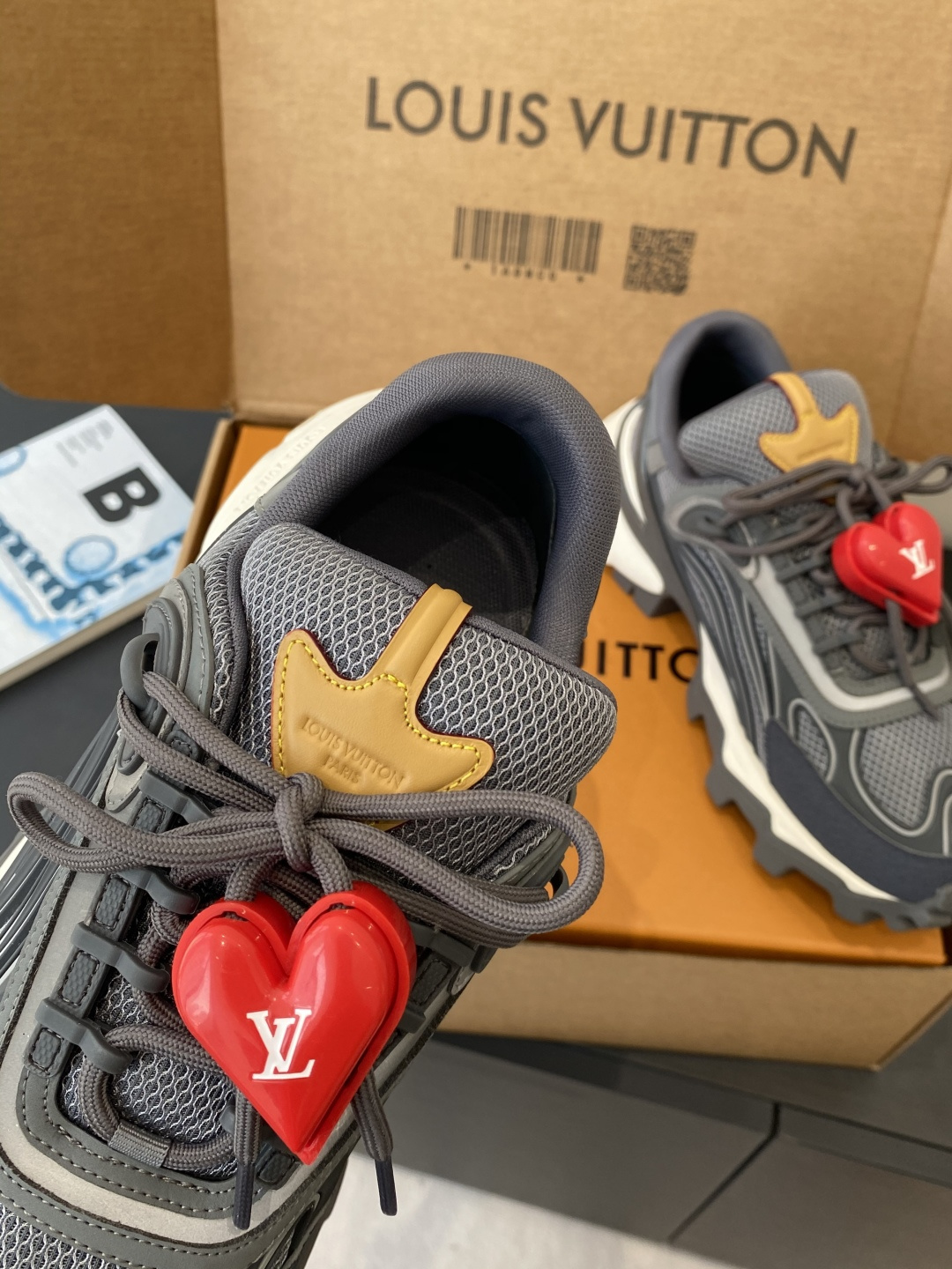 Louis Vuitton vuitton路易威登 最新款 SUMMIT机能 徒步鞋 运动鞋（配饰 60） 1比1开发 2026春夏男装系列新品 融合品牌工艺与户外徒步风格 鞋面采用透气网布+合成材质 前卫感满满 抓地力强 适合多种地形 细节处有LV标志 品牌辨识度拉满 日常穿搭或户外徒步都很OK舒适又 裤装搭配超赞 市场独家上新 MD组合TPU大底