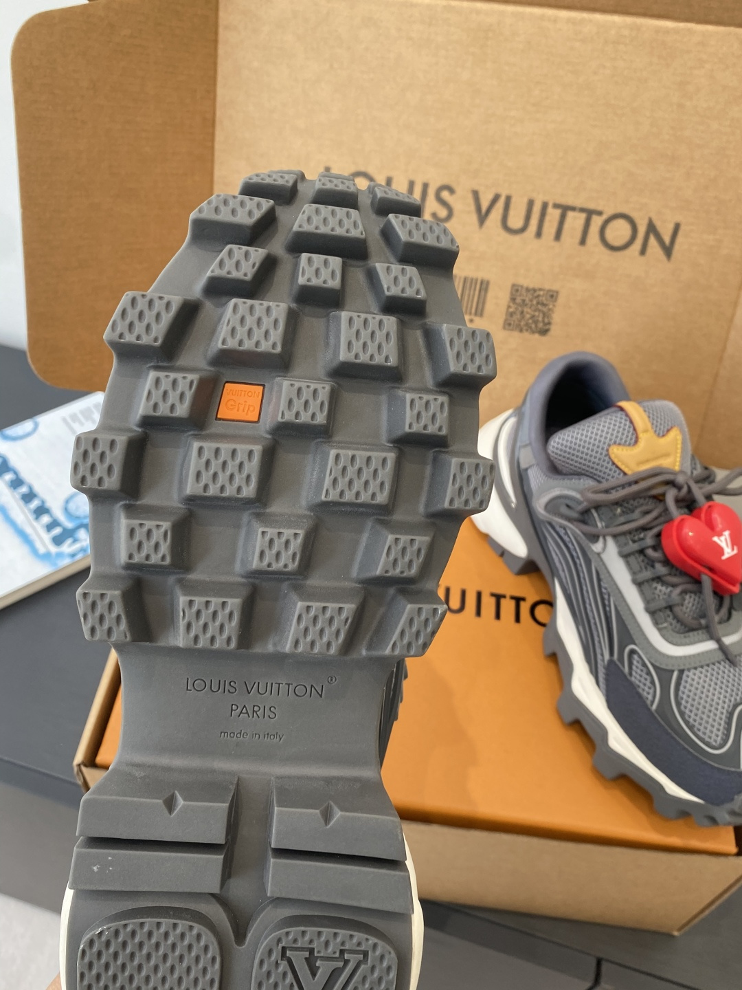 Louis Vuitton vuitton路易威登 最新款 SUMMIT机能 徒步鞋 运动鞋（配饰 60） 1比1开发 2026春夏男装系列新品 融合品牌工艺与户外徒步风格 鞋面采用透气网布+合成材质 前卫感满满 抓地力强 适合多种地形 细节处有LV标志 品牌辨识度拉满 日常穿搭或户外徒步都很OK舒适又 裤装搭配超赞 市场独家上新 MD组合TPU大底