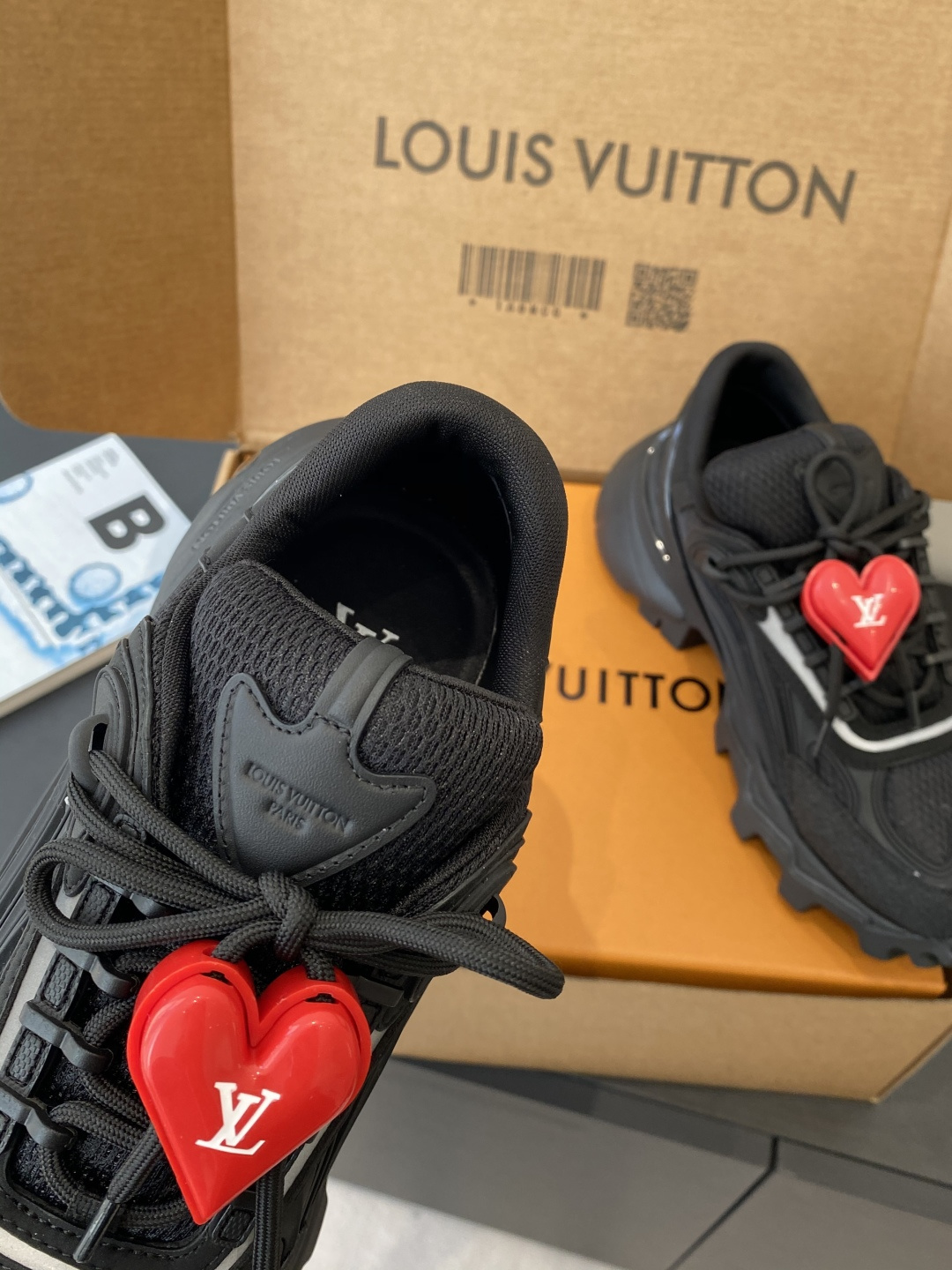Louis Vuitton vuitton路易威登 最新款 SUMMIT机能 徒步鞋 运动鞋（配饰 60） 1比1开发 2026春夏男装系列新品 融合品牌工艺与户外徒步风格 鞋面采用透气网布+合成材质 前卫感满满 抓地力强 适合多种地形 细节处有LV标志 品牌辨识度拉满 日常穿搭或户外徒步都很OK舒适又 裤装搭配超赞 市场独家上新 MD组合TPU大底