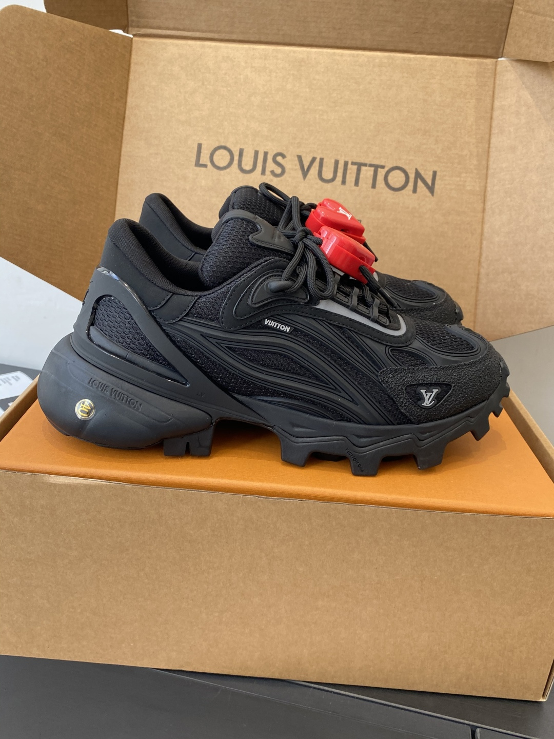 Louis Vuitton vuitton路易威登 最新款 SUMMIT机能 徒步鞋 运动鞋（配饰 60） 1比1开发 2026春夏男装系列新品 融合品牌工艺与户外徒步风格 鞋面采用透气网布+合成材质 前卫感满满 抓地力强 适合多种地形 细节处有LV标志 品牌辨识度拉满 日常穿搭或户外徒步都很OK舒适又 裤装搭配超赞 市场独家上新 MD组合TPU大底