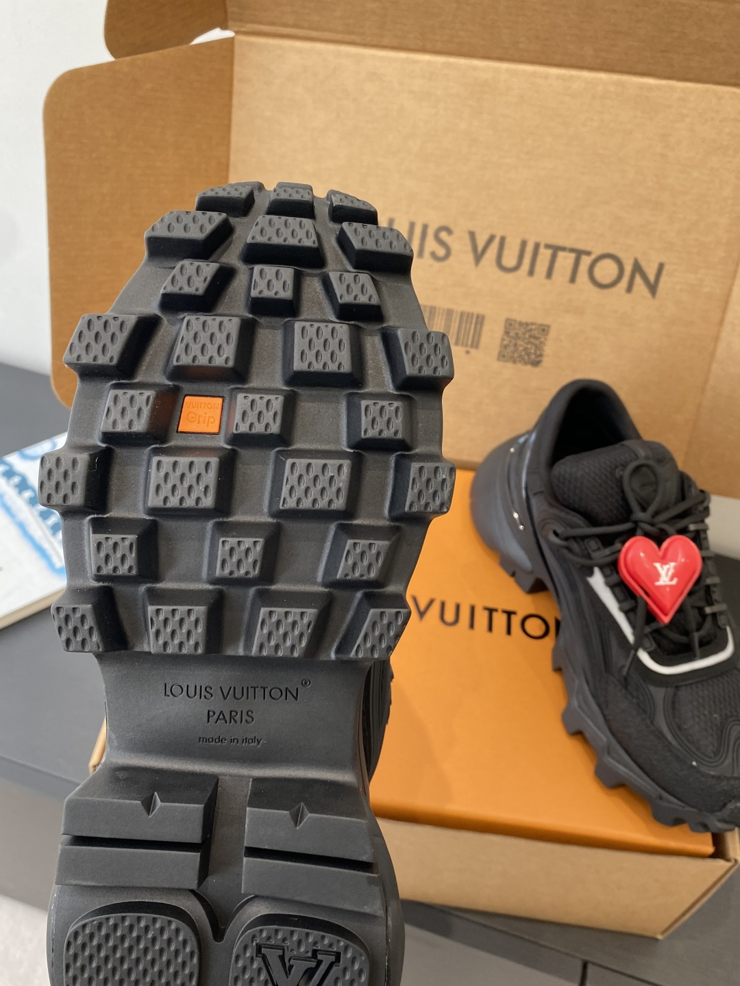 Louis Vuitton vuitton路易威登 最新款 SUMMIT机能 徒步鞋 运动鞋（配饰 60） 1比1开发 2026春夏男装系列新品 融合品牌工艺与户外徒步风格 鞋面采用透气网布+合成材质 前卫感满满 抓地力强 适合多种地形 细节处有LV标志 品牌辨识度拉满 日常穿搭或户外徒步都很OK舒适又 裤装搭配超赞 市场独家上新 MD组合TPU大底