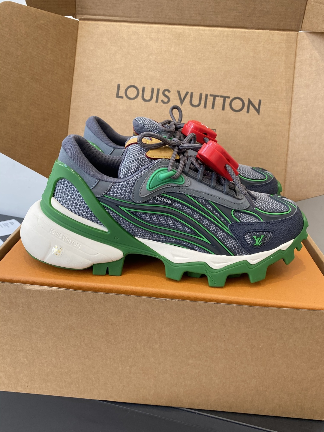 Louis Vuitton vuitton路易威登 最新款 SUMMIT机能 徒步鞋 运动鞋（配饰 60） 1比1开发 2026春夏男装系列新品 融合品牌工艺与户外徒步风格 鞋面采用透气网布+合成材质 前卫感满满 抓地力强 适合多种地形 细节处有LV标志 品牌辨识度拉满 日常穿搭或户外徒步都很OK舒适又 裤装搭配超赞 市场独家上新 MD组合TPU大底