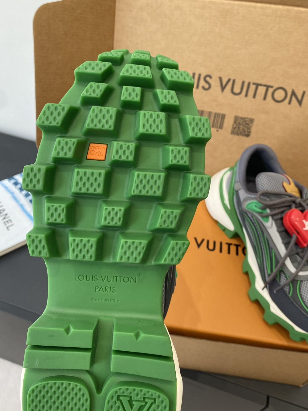 Louis Vuitton vuitton路易威登 最新款 SUMMIT机能 徒步鞋 运动鞋（配饰 60） 1比1开发 2026春夏男装系列新品 融合品牌工艺与户外徒步风格 鞋面采用透气网布+合成材质 前卫感满满 抓地力强 适合多种地形 细节处有LV标志 品牌辨识度拉满 日常穿搭或户外徒步都很OK舒适又 裤装搭配超赞 市场独家上新 MD组合TPU大底