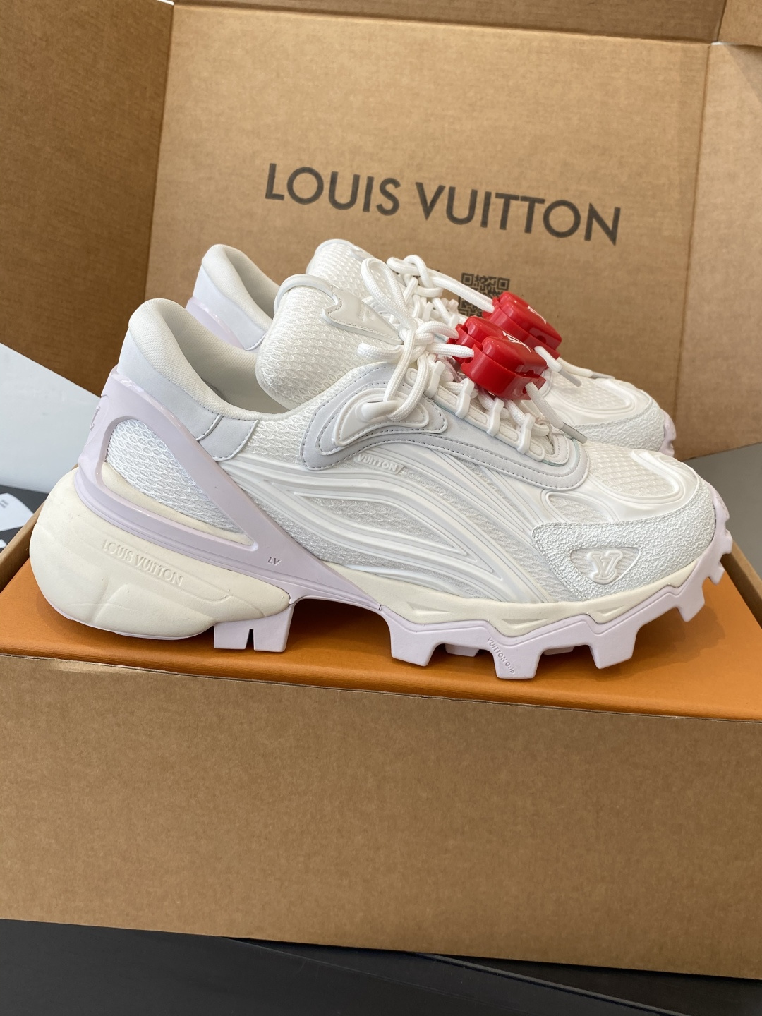 Louis Vuitton vuitton路易威登 最新款 SUMMIT机能 徒步鞋 运动鞋（配饰 60） 1比1开发 2026春夏男装系列新品 融合品牌工艺与户外徒步风格 鞋面采用透气网布+合成材质 前卫感满满 抓地力强 适合多种地形 细节处有LV标志 品牌辨识度拉满 日常穿搭或户外徒步都很OK舒适又 裤装搭配超赞 市场独家上新 MD组合TPU大底