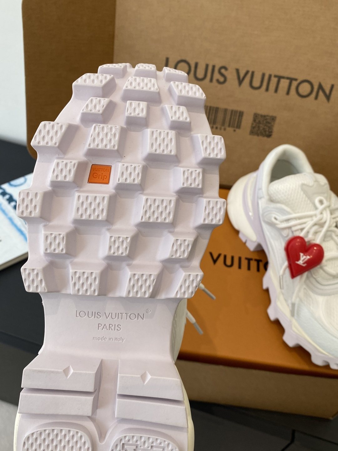 Louis Vuitton vuitton路易威登 最新款 SUMMIT机能 徒步鞋 运动鞋（配饰 60） 1比1开发 2026春夏男装系列新品 融合品牌工艺与户外徒步风格 鞋面采用透气网布+合成材质 前卫感满满 抓地力强 适合多种地形 细节处有LV标志 品牌辨识度拉满 日常穿搭或户外徒步都很OK舒适又 裤装搭配超赞 市场独家上新 MD组合TPU大底
