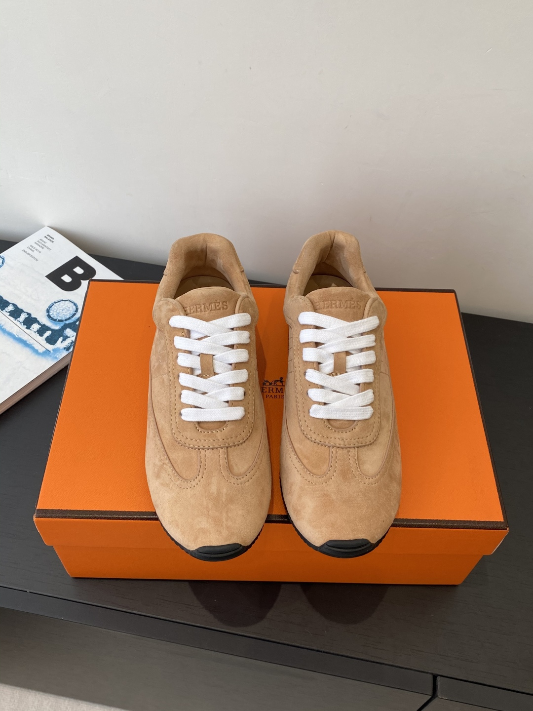 NO:692703,Hermes, the latest spring and summer models, moral training shoes and casual shoes, are very difficult to stock at the counter. The 'H bevel' drilling design with essential lines presents a fashionable urban and neo-retro style. The simple design is in line with the current old money style. The highly recognizable logo embellishes the brand value. Super versatile. Imported calfskin upper, mixed sheepskin lining, original open-molded rubber outsole.  Size women's 35-40, casual shoes/sports shoes, hermes, hermes, sneakers, cowhide, sheepskin19860909Hermes 爱马仕 春夏最新款 德训鞋 休闲鞋 专柜非常难配货 采用本质线条的“H斜切”钻孔设计 呈现时尚城市和新复古风格 简约设计符合当下老钱风的格调 极具辨识度的logo点缀品牌价值感拉满 超级百搭款 鞋面进口小牛皮 内里混种羊皮 原版开模橡胶大底 码数女35-40,休闲鞋/运动鞋,hermes,hermes,sneakers,cowhide,sheepskin,Women's Shoes