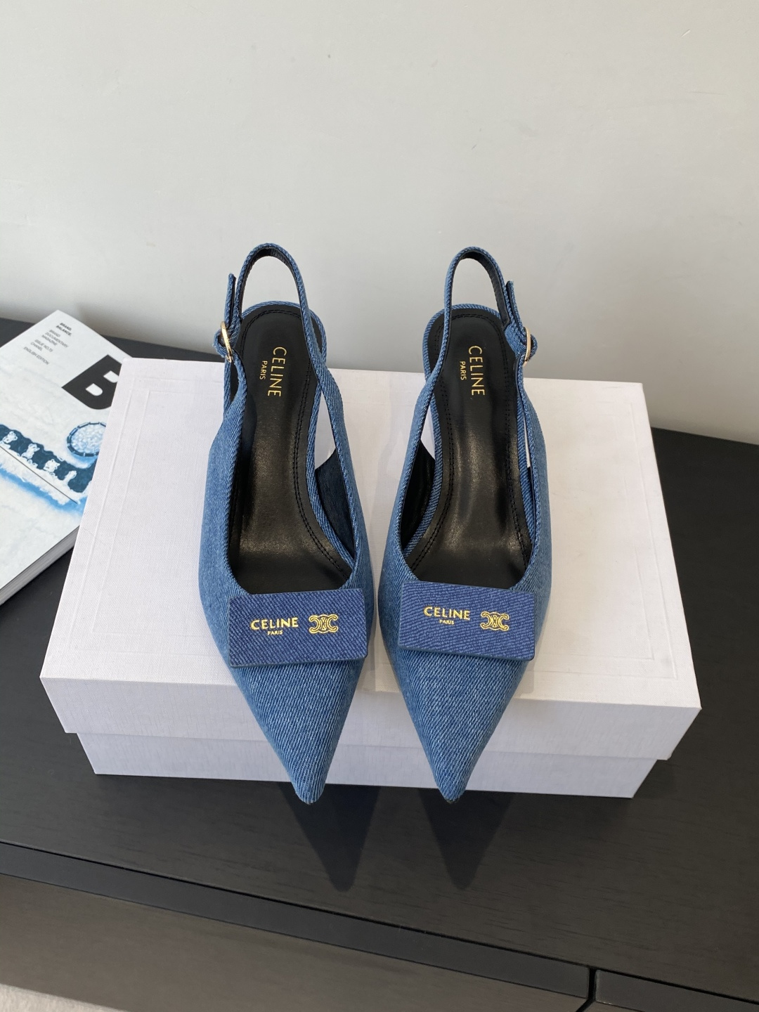 NO:693754,CELINE's 2026 spring and summer new models, Arc de Triomphe catwalk style, high-heeled sandals, high-end and comfortable, matching skirts for goddesses, sexy pointed toes, full of fashionable femininity, exclusive heels for the evening series that completely hit me in the lookbook throughout the season, simple yet detailed, easy to wear and not tiring. Top-grade sheepskin/imported denim upper, mixed sheepskin lining and foot pads, outsole, imported genuine leather sole, heel height 4.5cm  Size 35-40 (40 is custom-made and non-refundable), high heels and sandals, celine, sandals, high heels, skirts, sheepskin19860909CELINE思琳 2026春夏新款 凯旋门走秀款 高跟凉鞋 高级感舒适 配女神们的半身裙 性感小尖头 时尚女人味十足 晚宴系列专属跟鞋贯穿整季lookbook完全戳中我 简单又不失细节 好穿不累脚鞋面顶级羊皮/进口牛仔布 内里及垫脚混种羊皮 大底进口真皮鞋底 跟高4.5cm  码数35-40（40定做不退换）,高跟鞋凉鞋,celine,sandals,high heels,skirts,sheepskin,Women's Shoes