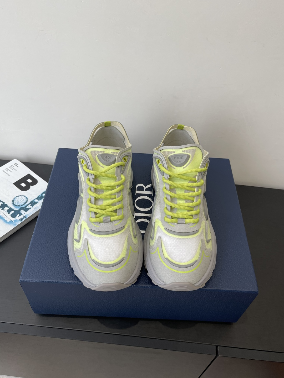 NO:693750,Dior Dior's latest B30 Countdown sneaker. This B30 Countdown technical training shoe is new for spring 2026. Its sporty design perfectly combines fashion elements with technical performance. Its design is inspired by modern running. There are also Dior B30 and CD30 rubber logos on the tongue and back of the shoe. The sculpted sole that combines rubber and foam ensures flexibility and comfort. Various unique details also add to it. Fabric technical fabric and technical mesh lining Industrial fabric and industrial mesh sides and  CD30 rubber logo at rear Dior B30 rubber signature tongue Low-top style lace-up closure Ultra-light rubber blend and brown foam sole Welded construction with gray detailing and Dior, CD30 and B30 logos Size 37-47, casual/sneakers, dior, dior, sneakers19860909Dior迪奥 最新款B30 Countdown运动鞋 这款B30倒计时科技训练鞋是 2026年春季的新款 其运动型设计将时尚元素与技术性能完美结合 它的设计灵感来源于现代跑步运动 鞋舌和鞋背上还有迪奥B30和CD30橡胶标志 橡胶和泡沫相结合的雕刻鞋底确保了灵活性和舒适性 各种独特的细节也为其增色不少 面料科技面料和科技网布内衬 工业织物和工业网布两侧和 后部的CD30橡胶标志 Dior B30 橡胶签名鞋舌 低帮款式系带开合超轻橡胶混纺和棕色泡沫鞋底 带有灰色细节和 Dior、CD30和 B30标志焊接结构 码数37-47,休闲鞋/运动鞋,dior,dior,sneakers,Women's Shoes