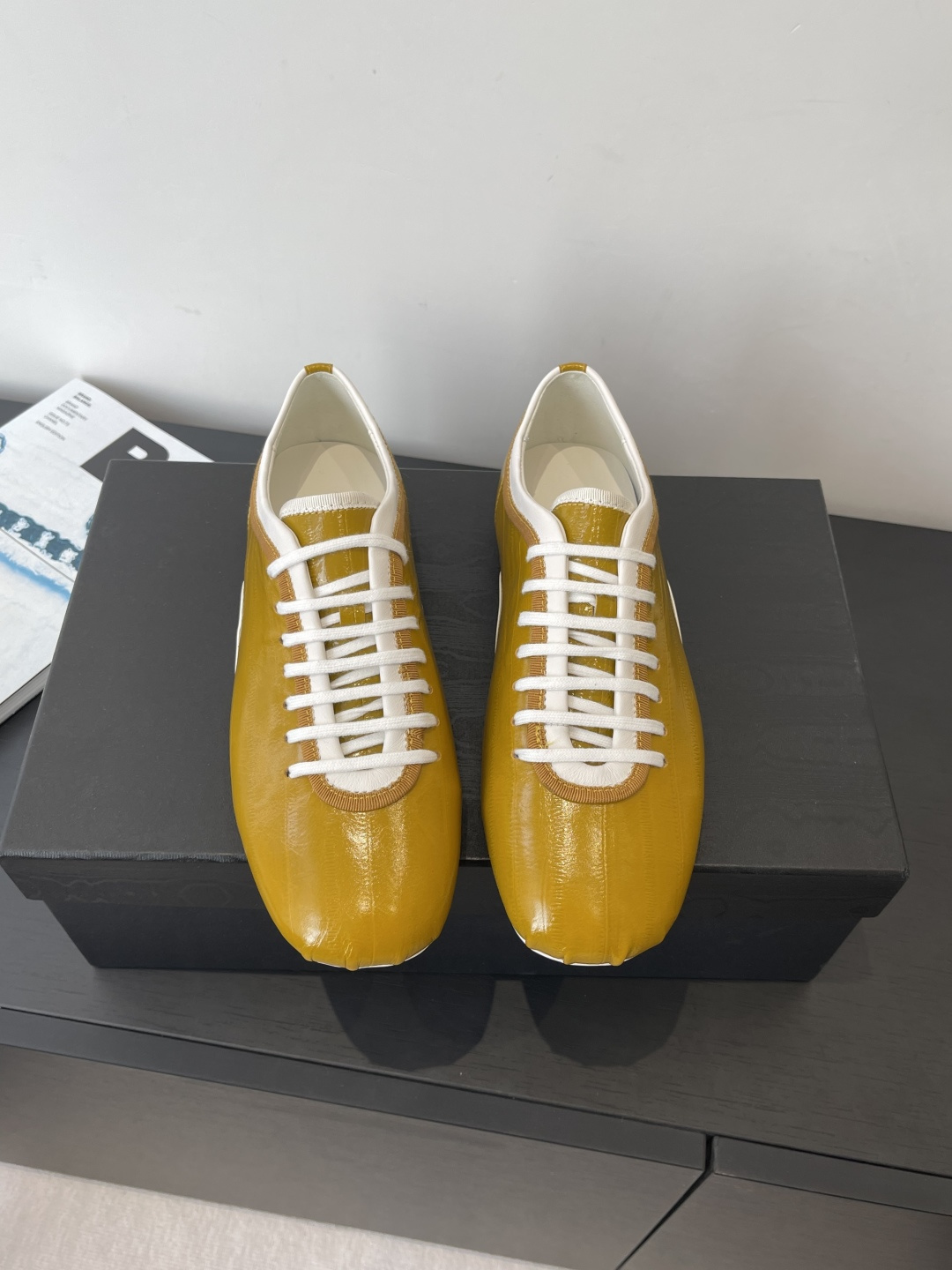 NO:695233,Dries Van Noten 2026 spring and summer new style retro moral training shoes, minimalist casual shoes, are retro moral training shoes, minimalist flat casual shoes, the shoe shape is a low-top narrow streamlined design, no thick soles, no unnecessary decoration, simple and neat retro sports style, the upper is made of smooth leather, the texture is delicate and shiny, the shoe body does not have complex processes such as splicing, punching, etc., the pure color leather shows minimalist aesthetics, the shoe shape has smooth tailoring lines  The colors are bright and have no variegated embellishments. They form color contrasts while maintaining visual neatness. Each color combination is highly recognizable. The toe is a rounded narrow toe shape. The tongue and upper are integrated in the design. The shoelace holes are few and compact. The overall design presents a refined niche design. It is different from conventional casual shoes in the rough style calfskin upper and mixed sheepskin lining. The original open-molded non-slip outsole. Size 35-41 (40)  41 Customized (no return or exchange), casual shoes/sports shoes, sneakers, cowhide, sheepskin19860909Dries Van Noten 2026春夏新款 复古德训鞋 极简 休闲鞋  属于复古德训鞋极简平底休闲鞋 鞋型为低帮窄版的流线型设计 无厚底 无多余装饰 走简约利落的复古运动风 鞋面采用光面皮质 质感细腻且有光泽度 鞋身无拼接、打孔等复杂工艺 以纯色皮质展现极简美学 鞋型的剪裁线条流畅 配色鲜明且无杂色点缀 形成色彩对比的同时保持视觉整洁 每款配色都极具辨识度 鞋头为圆润的窄头造型 鞋舌与鞋帮一体化设计 鞋带孔位少且排列紧凑 整体呈现出精致的小众设计感 区别于常规休闲鞋的粗犷风格鞋面小牛皮 内里混种羊皮 原版开模防滑大底 码数35-41（40 41定做不退换）,休闲鞋/运动鞋,sneakers,cowhide,sheepskin,Women's Shoes