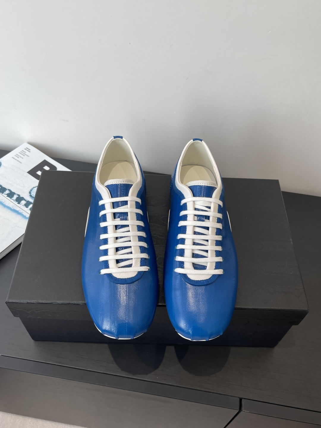 NO:695236,Dries Van Noten 2026 spring and summer new style retro moral training shoes, minimalist casual shoes, are retro moral training shoes, minimalist flat casual shoes, the shoe shape is a low-top narrow streamlined design, no thick soles, no unnecessary decoration, simple and neat retro sports style, the upper is made of smooth leather, the texture is delicate and shiny, the shoe body does not have complex processes such as splicing, punching, etc., the pure color leather shows minimalist aesthetics, the shoe shape has smooth tailoring lines  The colors are bright and there are no miscellaneous embellishments. It creates color contrast while maintaining visual neatness. Each color matching is highly recognizable. The toe is a rounded narrow toe shape. The tongue and upper are integrated. The shoelace holes are few and compact. The overall design presents a refined niche design. It is different from conventional casual shoes. The rough-style upper calfskin and the lining are mixed sheepskin. The original molded non-slip outsole has a size of 35-41 (40).  41 Customized (no return or exchange), casual shoes/sports shoes, sneakers, cowhide, sheepskin19860909Dries Van Noten 2026春夏新款 复古德训鞋 极简 休闲鞋  属于复古德训鞋极简平底休闲鞋 鞋型为低帮窄版的流线型设计 无厚底 无多余装饰 走简约利落的复古运动风 鞋面采用光面皮质 质感细腻且有光泽度 鞋身无拼接、打孔等复杂工艺 以纯色皮质展现极简美学 鞋型的剪裁线条流畅 配色鲜明且无杂色点缀 形成色彩对比的同时保持视觉整洁 每款配色都极具辨识度 鞋头为圆润的窄头造型 鞋舌与鞋帮一体化设计 鞋带孔位少且排列紧凑 整体呈现出精致的小众设计感 区别于常规休闲鞋的粗犷风格鞋面小牛皮 内里混种羊皮 原版开模防滑大底码数35-41（40 41定做不退换）,休闲鞋/运动鞋,sneakers,cowhide,sheepskin,Women's Shoes