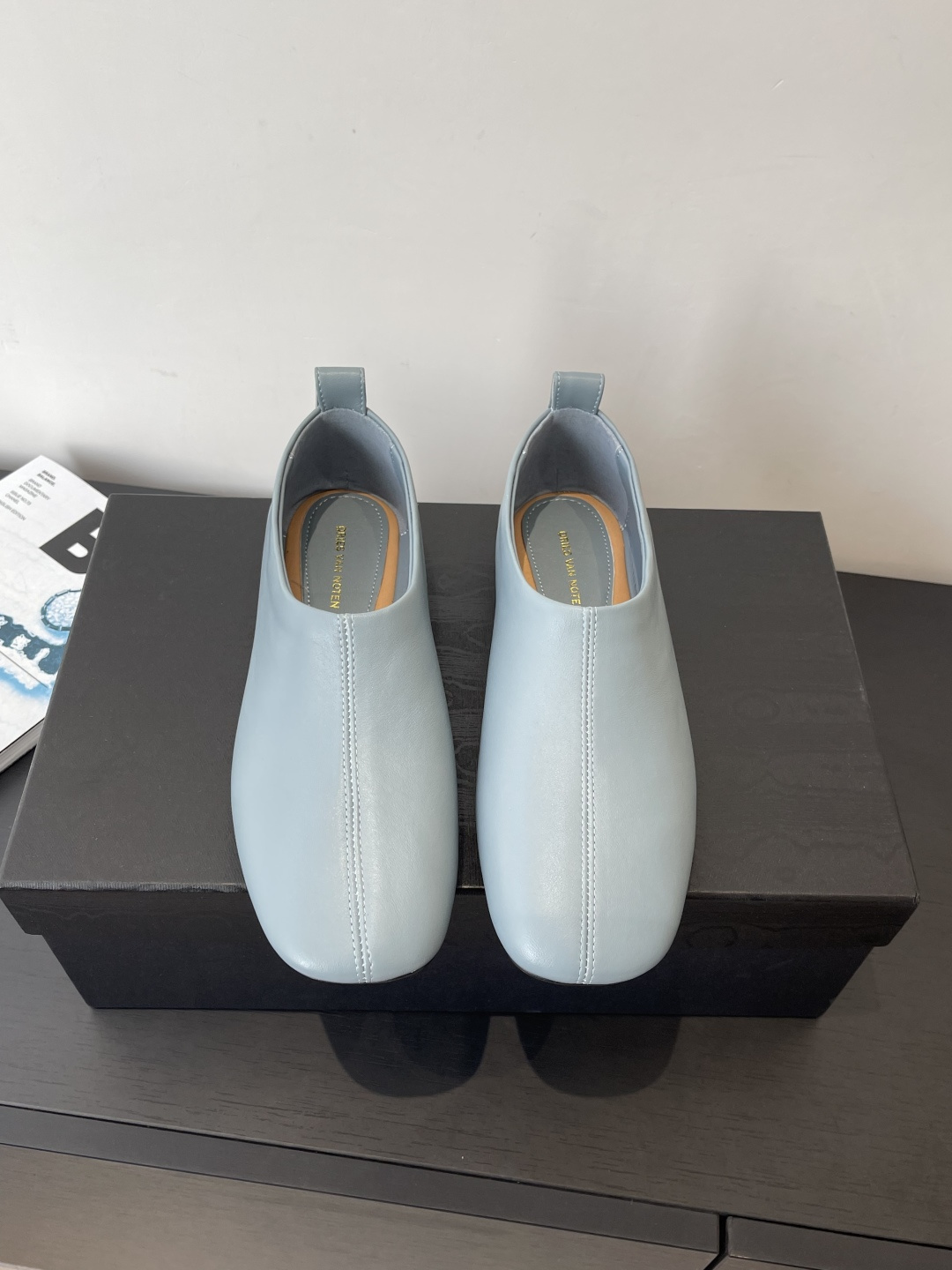 NO:695227,Dries Van Noten 26 new spring and summer style flat retro loafers, slip-on slip-on shoes. The simple design is both retro and simple. The leather is made of imported calfskin. The whole version is particularly durable and easy to wear. The upper foot is super versatile and good-looking. The outsole is soft and non-slip. Mixed sheepskin lining. Original open imitation genuine leather outsole. Size 35-40 (40 customized), loafers, loafers, cowhide, sheepskin, Leather soles19860909Dries Van Noten 26春夏新款 平底复古乐福鞋 一脚蹬懒人鞋  简单的设计既复古又简约 皮料选用进口小牛皮 整个版型特别耐看又好穿 上脚超级百搭好看 大底软柔防滑 混种羊皮内里 原版开模仿真皮大底 码数35-40（40订做）,乐福鞋,loafers,cowhide,sheepskin,Leather soles,Women's Shoes