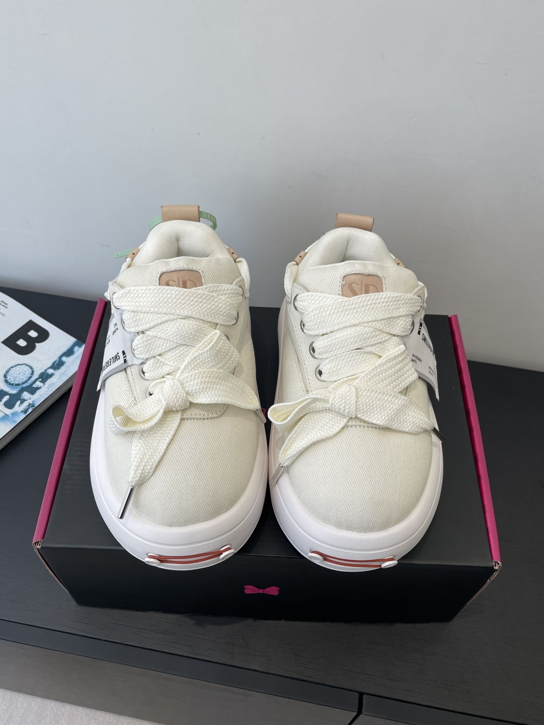 NO:696040,Women's and men's models, SMILE REPUBLIC's latest style, bow-tie casual bread shoes, bow decoration, splicing design on the upper, comfortable to wear, versatile and casual, original box accessories, soft thick sole, innocent appearance, favored by major celebrities and Internet celebrities. The shoe shape makes the whole leg particularly delicate. With mid-calf socks, you can instantly transform into a college girl. The 5cm thick sole is light and increases the size of 35-44, casual shoes/sports shoes, sneakers19860909女款男款 SMILE REPUBLIC最新款 蝴蝶结休闲面包鞋 蝴蝶结装饰 鞋面拼接设计 穿着舒适 百搭休闲 原盒配件全 软软的厚底 憨憨的模样惹的各大明星网红的青睐 鞋型把整条腿衬得特别秀气 配中筒袜瞬间变身学院少女 5cm的厚底轻盈又增高码数35-44,休闲鞋/运动鞋,sneakers,Women's Shoes