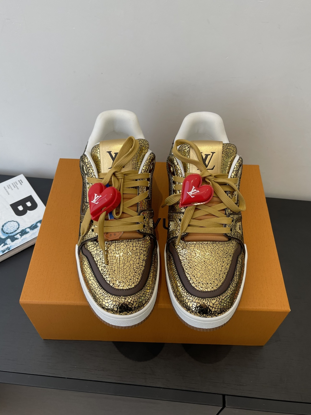 NO:705488,LV TARINE Louis Vuitton Sneakers Skateboard Shoes Couple Style (Accessories 60) Original purchase, development and production This LV Trainer sneaker is made of cow leather to create a complex upper, which requires several hours of ingenious sewing to complete. The classic configuration is from the hands of Virgil Abloh, showing the inspiration of retro basketball shoes. Fabric: Original customized first-layer cowhide. Lining: Original customized breathable mesh lining. Outsole: Original molded two-color TPU combination outsole.  Size 35-44, casual shoes/sports shoes, louis vuitton, louis vuitton, sneakers, cowhide19860909LV TARINE路易威登 运动鞋 滑板鞋 情侣款（配饰60） 原版购入开发 做货 本款LV Trainer 运动鞋选用牛皮革塑造繁复鞋面,需要数小时的匠心缝制方可完成.经典构型出自 Virgil Abloh 之手,展现复古篮球鞋的灵感启发 面料: 原版定制头层牛皮 内里: 原版定制透气网里 大底: 原版开模双色TPU组合大底 码数35-44,休闲鞋/运动鞋,louis vuitton,louis vuitton,sneakers,cowhide,Women's Shoes