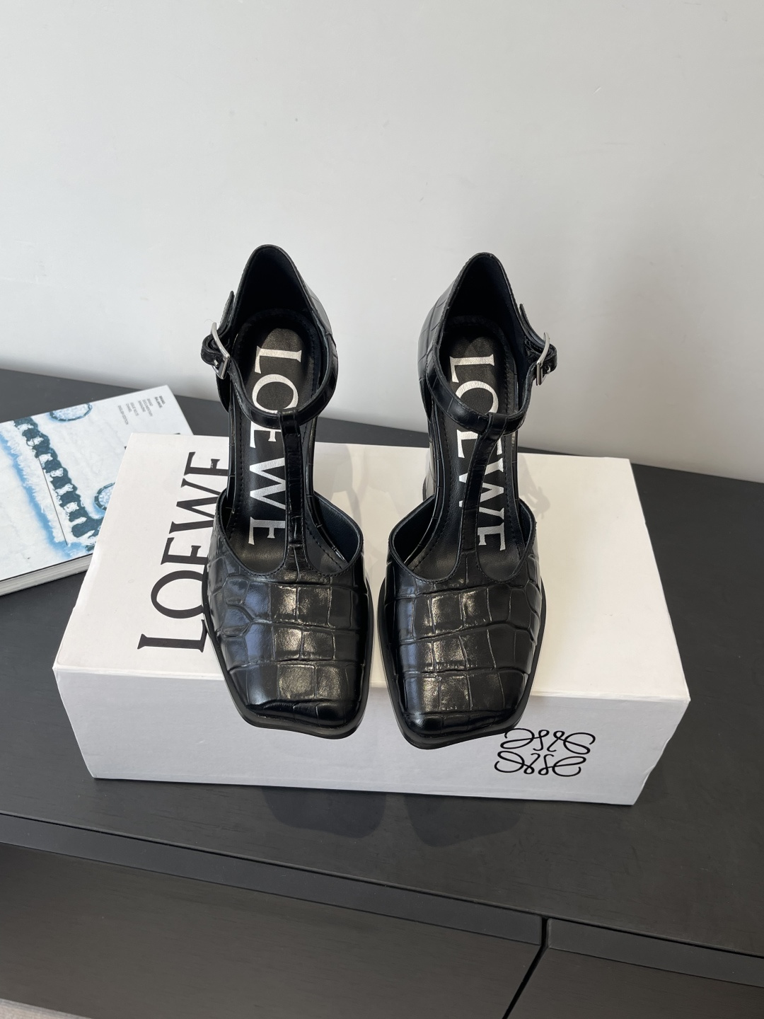 NO:706031,LOEWE 26ss new spring and summer thick-heeled Mary Jane shoes. LOEWE is the most popular designer brand in the past two years. The design is simple, the details are clever, fresh and refined, but it is so easy to match with ins and Xiaohongshu. This brand can be seen everywhere. Upper calfskin, lining imported goatskin, outsole original imported leather outsole, heel height 5cm, size 35-40 (40 custom-made), high-heeled sandals, loewe, loewe, sandals, mary  jane,high heels,cowhide,sheepskin,Leather soles19860909LOEWE 罗意威 26ss春夏新款 粗跟玛丽珍鞋 LOEWE作为这两年最受欢迎的设计师牌 设计简单、细节巧妙、清新脱俗 却又是那么好搭配 ins、小红书随处可见这个品牌的身影 鞋面小牛皮 内里进口山羊皮 大底原版进口真皮大底 跟高5cm 码数35-40（40定做）,高跟鞋凉鞋,loewe,loewe,sandals,mary jane,high heels,cowhide,sheepskin,Leather soles,Women's Shoes