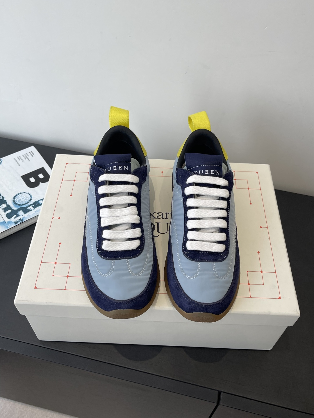 NO:706029,Men's 10 ALEXANDER MCQUEEN Alexander McQueen 2026ss latest Flexion series retro casual sports shoes running shoes white shoes couple models original purchase development and production This Flexion Off white tone suede leather low-top sports shoes have light soles that are extremely comfortable and highlight the charm of sports style. They can add fashionable temperament to all kinds of casual looks. The fabric is original custom-made imported cloth/high mercerized anti-suede leather. Imported sheepskin lining. Original open molded outsole.  Size: 35-40 for women, 40-45 for men (40 for women, 45 for men, customized), casual shoes/sports shoes, alexander mcqueen, off white, sneakers, sheepskin19860909男款10 ALEXANDER MCQUEEN 亚历山大·麦昆 2026ss最新款 Flexion系列 复古休闲运动鞋 跑步鞋 小白鞋 情侣款 原版购入开发 做货 这款Flexion Off white色调反绒皮革低帮运动鞋 轻盈的鞋底舒适非凡 彰显运动风格的魅力 可为各式休闲造型增添时尚气质 面料原版定制进口布面/高丝光反绒皮 内里进口羊皮 原版开模大底 码数女款35-40 男款40-45（女40 男45定做）,休闲鞋/运动鞋,alexander mcqueen,off white,sneakers,sheepskin,Women's Shoes