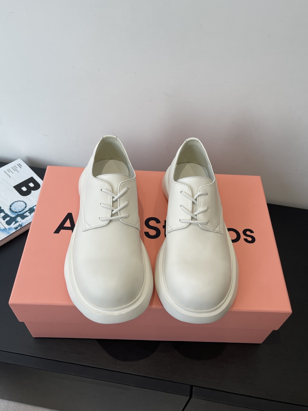 NO:706026,Acne Studios 26 spring and summer latest model, old money style small leather shoes, definitely this year's big hit, very good-looking, simple upper design, very popular shape at the moment, full of details, big feet, slim legs and temperament, just right, instantly heightening height, a proper height-increasing tool, imported calfskin upper, mixed sheepskin lining, original foam outsole, lightweight and comfortable, size 35-40 (40 custom-made), leather shoes, Acne  studios,dior,cowhide,sheepskin19860909Acne Studios 26春夏最新款 老钱风 小皮鞋 绝对是今年的大爆款贼好看 简约的鞋面设计 当下超流行的型体 细节拉满 上脚大气显腿瘦气质这块刚好拿捏 瞬间拉高身高 妥妥的增高神器 鞋面进口小牛皮 内里混种羊皮 原版发泡大底轻便舒适码数35-40（40定做）,皮鞋,acne studios,dior,cowhide,sheepskin,Women's Shoes