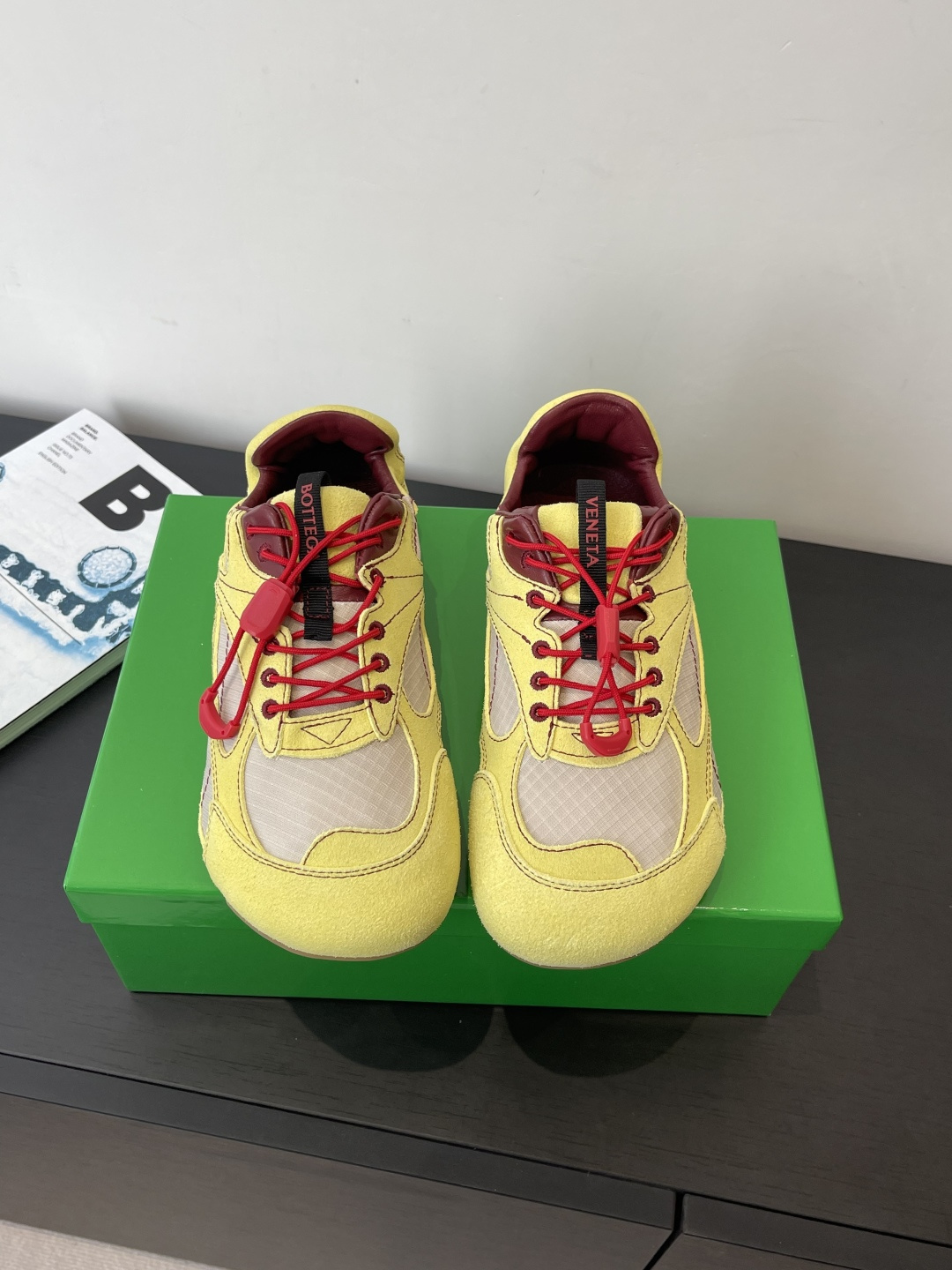 NO:706025,Bottega Veneta's new Forrest Gump shoes, moral training shoes, sneakers, BV classic old money style sneakers, many celebrities and fashion bloggers planted grass. Made of Sneaker technology nylon and suede. Inspired by retro sneakers. A new interpretation of classic sneakers. Light, comfortable and breathable summer essentials. The sole uses a classic woven texture. Super recognizable, nylon suede splicing. Full texture presentation. Original open molded rubber outsole. Size 35-41 (40)  41 customized), casual shoes/sports shoes,bottega veneta,bottega veneta,sneakers,chamois leather19860909Bottega Veneta 新款阿甘鞋 德训鞋 运动鞋  BV经典老钱风运动鞋超多明星时尚博主种草 Sneaker科技尼龙和绒面打造 灵感来自复古球鞋 全新演绎经典运动鞋 轻便、舒适、透气的夏季必备单品鞋底采用经典的编织纹理 超有辨识度,尼龙麂皮拼接 满满的质感呈现 原版开模橡胶大底 码数35-41（40 41定做）,休闲鞋/运动鞋,bottega veneta,bottega veneta,sneakers,chamois leather,Women's Shoes