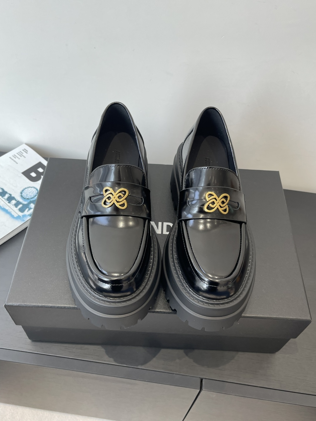 NO:706022,ANN ANDELMAN's latest thick-soled loafers for spring and summer. Simple upper design. Embellishment with brand-recognizable hardware buckles. Full of details. The upper foot is generous and the legs are slim. This piece is just right. The outsole height is 6CM. Instantly heightens the height. The proper height-increasing tool is made of imported materials. Niujing open-edge beaded patent leather calfskin. Mixed sheepskin lining. Original combination rubber outsole. Size 35-41 (40 41)  Customized (non-returnable), loafers, loafers, cowhide, sheepskin19860909ANN ANDELMAN 春夏最新款 厚底 乐福鞋 简约的鞋面设计 极具品牌辨识度的五金扣点缀 细节拉满 上脚大气显腿瘦气质这块刚好拿捏 大底高度6CM 瞬间拉高身高 妥妥的增高神器采用进口材料 牛京开边珠漆皮小牛皮 内里混种羊皮 原版组合橡胶大底 码数35-41（40 41 定做不退换）,乐福鞋,loafers,cowhide,sheepskin,Women's Shoes