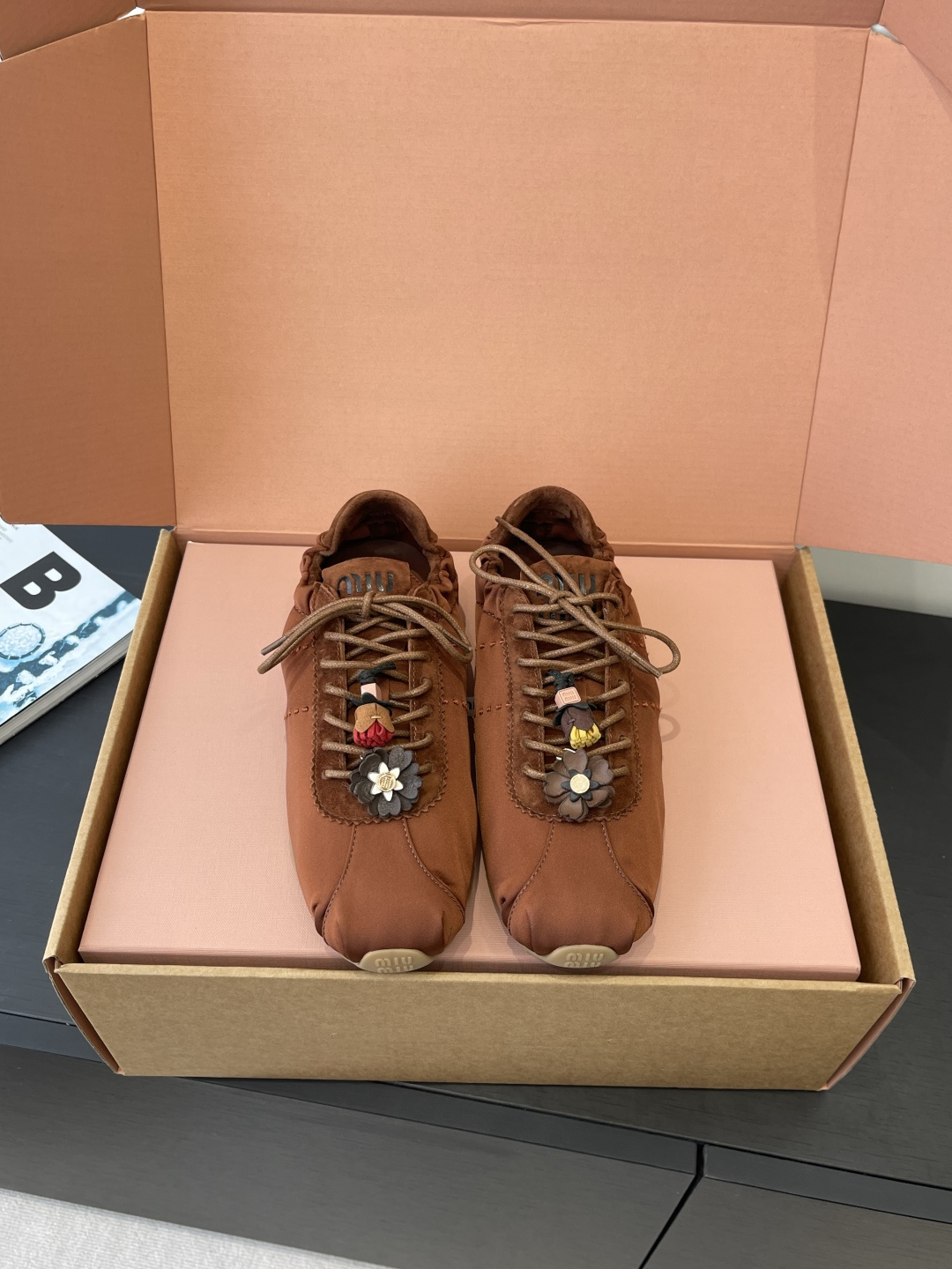 NO:706020,Miu Miu 26ss spring and summer new ballet training shoes casual shoes combine the casual sports sense of virtue training shoes with the elegance and softness of ballet shoes. They have both retro sports style and a sense of French ballet refinement. The satin upper has glossy wrinkles and suede adds a soft mist feel. It has a high-end look and feel. It is equipped with flat shoelaces. The shoe shape is narrow and compact. The toe is rounded + light-colored rubber flat sole. It is light and small, and the leather insole is soft and comfortable on the foot.  The flat design is not tiring for daily walking. There are many colors to choose from. It can be worn with skirts and jeans. It is a popular item for sweet-cool style and ballet style. Upper sheepskin/real silk cloth. Lining cloth TPU outsole. Size 35-40 (customized for 40), ballet shoes, miumiu, skirts, jeans, real silk, chamois leather19860909Miu Miu 缪缪 26ss春夏新款 芭蕾德训鞋休闲鞋  德训鞋的休闲运动感和芭蕾舞鞋的优雅柔和结合 既有复古运动风 又带法式芭蕾的精致感 缎面鞋面自带光泽褶皱 麂皮增加柔雾感 视觉和触感都很高级  搭配扁平鞋带 鞋型偏窄巧 鞋头圆润+浅色橡胶平底 轻盈又显脚小 皮革内底 上脚软和舒适 平底设计日常走路也不累 颜色多选 能搭裙子、牛仔裤 是甜酷风合芭蕾风穿搭的热门单品 鞋面羊琼/真丝布 内里布 TPU大底 码数35-40码（40定做),芭蕾舞鞋,miumiu,skirts,jeans,real silk,chamois leather,Women's Shoes