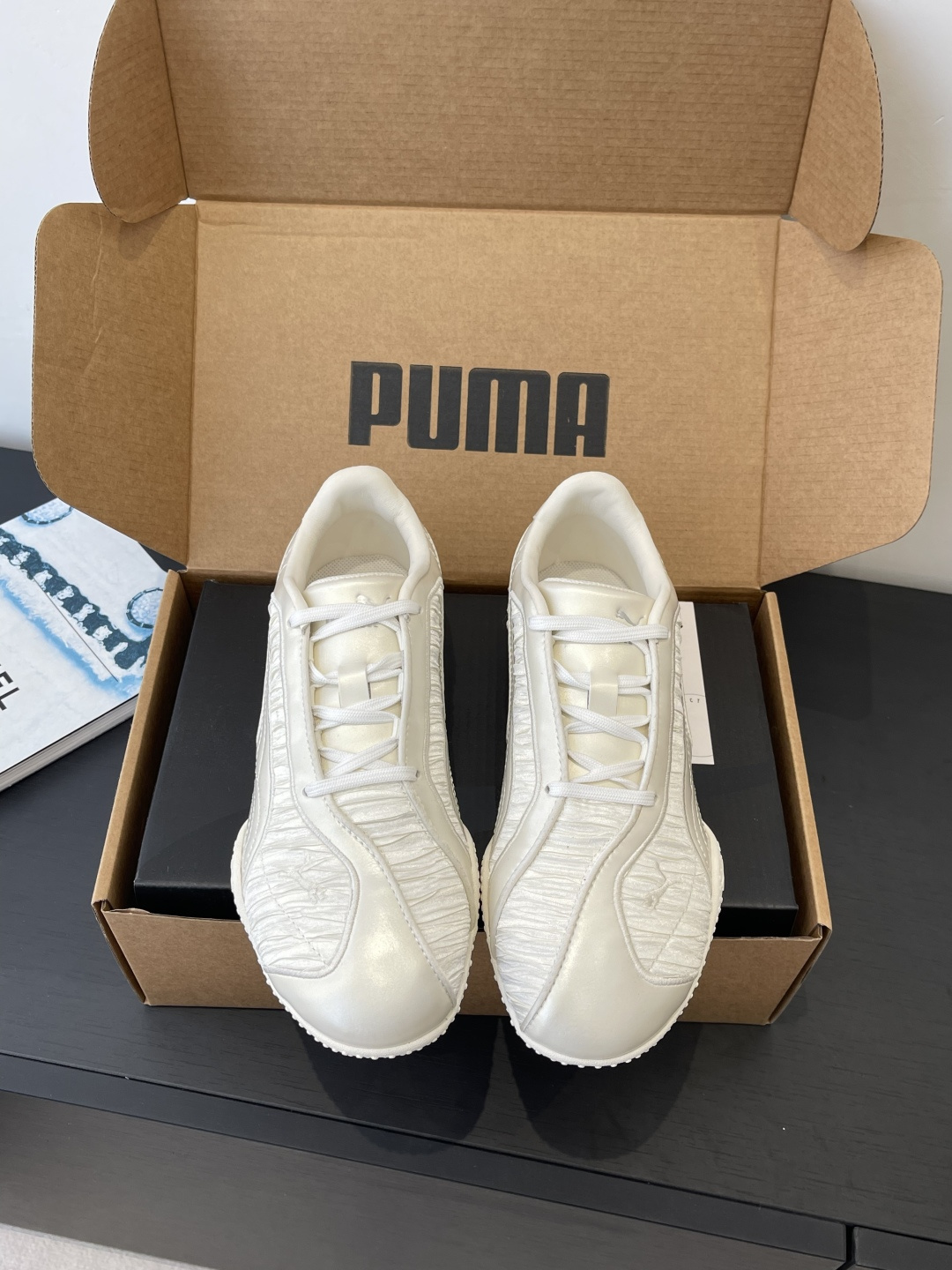 NO:706210,PUMA's latest popular Bella V2 Lustrous casual sneakers Bella V2 Lustrous｜Perfect interpretation The upper's flowing lines and pleated texture are perfectly combined. The texture is upgraded and the foot feels still light. The black and white satin connects the late summer and early autumn. All Black is elegant with a bit of dark girly style. All White's pearl-like luster makes the pace more agile. It combines elegance, retro, sweetness and coolness. It interprets the sense of effortless fashion. Wear it to enter the new season together!  Original custom cowhide/silk wrinkle craftsmanship for the upper Original custom sheepskin lining Original molded bottom sheet/wear-resistant velvet combination bottom Size 35-39 (customized for 40), casual shoes/sports shoes, sneakers, cowhide, sheepskin, real silk19860909PUMA彪马 最新爆款Bella V2 Lustrous 休闲运动鞋 Bella V2 Lustrous｜完美诠释 鞋面流动线条与褶皱肌理完美结合 质感升级 脚感依旧轻盈 黑白缎面连结夏末初秋 All Black优雅中带着一点暗黑少女风 All White珍珠般的光泽让步伐更灵动 集优雅、复古、甜酷于一身 诠释不费力的时髦感 穿上它一起踏进新季节吧！ 鞋面原版定制牛皮/真丝折皱工艺 内里原版定制羊皮 原版开模底片/耐磨绒组合底 码数35-39（40定做）,休闲鞋/运动鞋,sneakers,cowhide,sheepskin,real silk,Women's Shoes