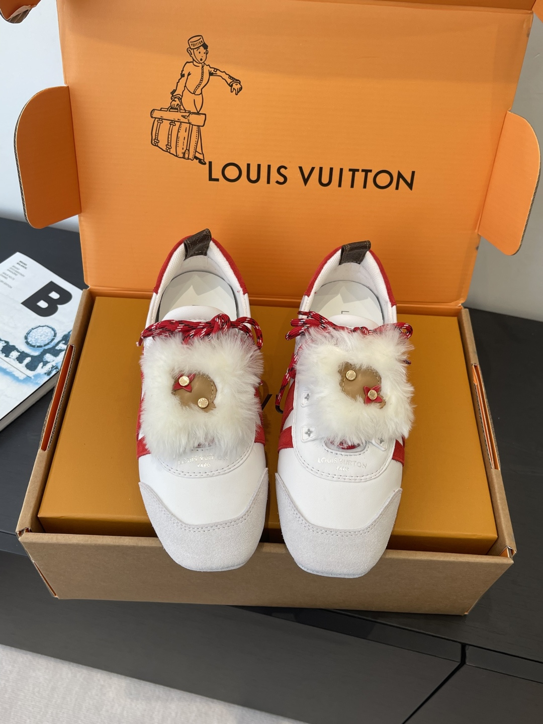 NO:706508,Top version Women's Men's Louis Vuitton Louis Vuitton Sneakerina Series Ballet Sneakers Moral Training Shoes Couple Style (Accessories 30) Sneakerina ballet style sneakers are made of silky suede cow leather to create smooth lines. They have the light structure of ballet shoes and the comfortable texture of sneakers. LV logo on the side. Monogram canvas back strap with rich details. Sacchetto craftsmanship and TPU outsole upgrade for a soft wearing experience. Match fabrics at will.  Original customized imported first-layer cowhide lining Original customized breathable mesh lining Original molded outsole Injection-molded TPU material Size: 35-45 (40 for women, 45 for men, customized), casual shoes/sports shoes, louis vuitton, louis vuitton, louis vuitton, sneakers, cowhide19860909顶级版本 女款男款 Louis Vuitton路易威登 Sneakerina系列 芭蕾运动鞋 德训鞋 情侣款（配饰30） Sneakerina 芭蕾风运动鞋以丝滑绒面牛皮革塑造流畅线条 兼具芭蕾舞鞋的轻盈构型和运动鞋的舒适质感 侧面 LV 标识Monogram 帆布后袢带丰富细节 Sacchetto 工艺和 TPU 外底升级轻柔穿着体验 随意搭配 面料 原版定制进口头层牛皮 内里 原版定制透气网里原版开模大底 注塑TPU材质 码数: 35-45（女40 男45 定做）,休闲鞋/运动鞋,louis vuitton,louis vuitton,louis vuitton,sneakers,cowhide,Women's Shoes