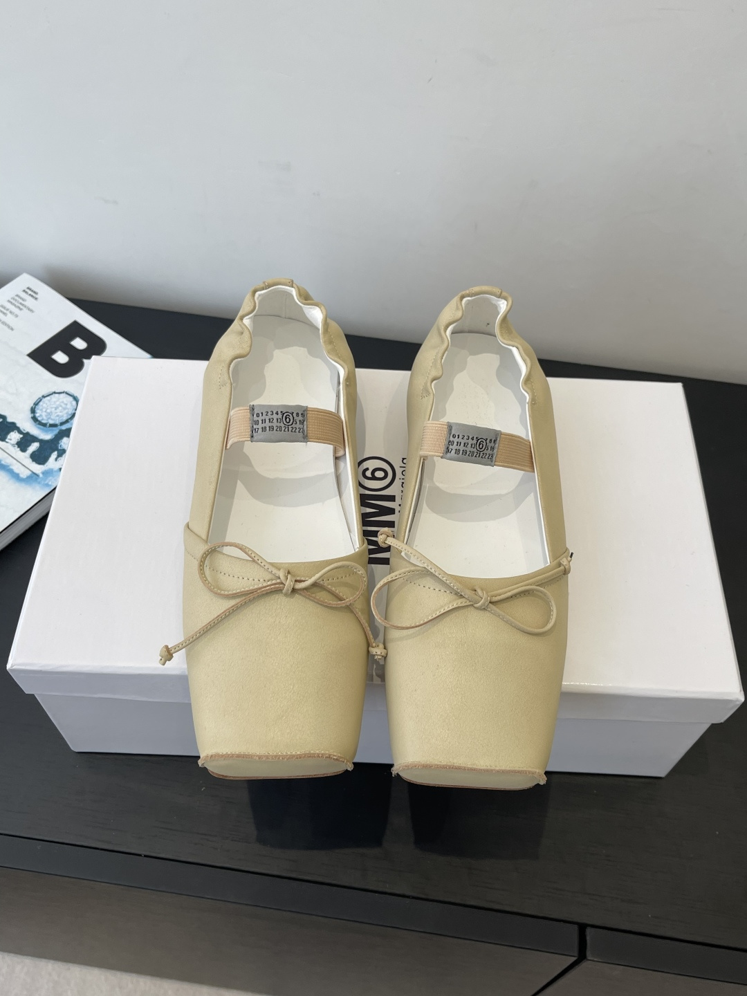 NO:706943,Maison Margiela MM6 Margiela 2026 new style Square toe bow shoes Square toe ballet mules The bow on the vamp is very recognizable Back hollow mules design/elastic band Easy to put on and take off Fits the foot shape Comfortable and fashionable Easy to control for daily commuting and leisure Dresses can be matched as you like Elegant and casual Easily get a high-level sense of relaxation Original cowhide leather on the upper Sheepskin lining Outsole Genuine leather Code number 35-40  (40 custom-made), ballet slippers, masion margiela, masion margiela, slippers, skirts, cowhide, sheepskin19860909Maison Margiela MM6马吉拉 2026新款 方头蝴蝶结 单鞋 方头芭蕾穆勒鞋 鞋面蝴蝶结超有辨识度 后空穆勒设计/弹力带 穿脱方便 贴合脚型 舒适又时髦 日常通勤、休闲都能轻松驾驭 裙装随心搭配 优雅又随性 轻松get高级松弛感 鞋面原版牛皮 内里羊皮 大底真皮 码数35-40 (40定做）,拖鞋芭蕾舞鞋,masion margiela,masion margiela,slippers,skirts,cowhide,sheepskin,Women's Shoes