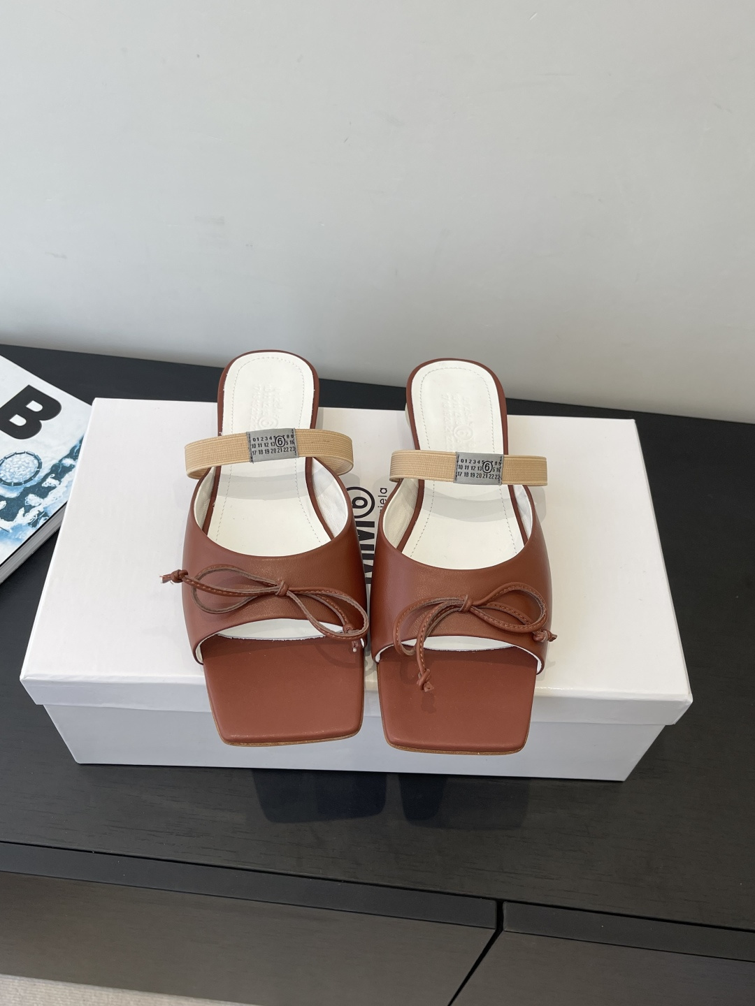 NO:706944,Maison Margiela MM6 Margiela 2026 new style Square toe bow sandals Square toe ballet mules The bow on the vamp is very recognizable Back hollow mules design/elastic band Easy to put on and take off Fits the foot shape Comfortable and fashionable Easy to control for daily commuting and leisure Dresses can be matched as you like Elegant and casual Easily get a high-end sense of relaxation Original cowhide leather on the upper Sheepskin lining Outsole Genuine leather Code number 35-40  (40 custom-made), ballet slippers, masion margiela, masion margiela, slippers, skirts, cowhide, sheepskin19860909Maison Margiela MM6马吉拉 2026新款 方头蝴蝶结 凉拖 方头芭蕾穆勒鞋 鞋面蝴蝶结超有辨识度 后空穆勒设计/弹力带 穿脱方便 贴合脚型 舒适又时髦 日常通勤、休闲都能轻松驾驭 裙装随心搭配 优雅又随性 轻松get高级松弛感 鞋面原版牛皮 内里羊皮 大底真皮 码数35-40 (40定做）,拖鞋芭蕾舞鞋,masion margiela,masion margiela,slippers,skirts,cowhide,sheepskin,Women's Shoes