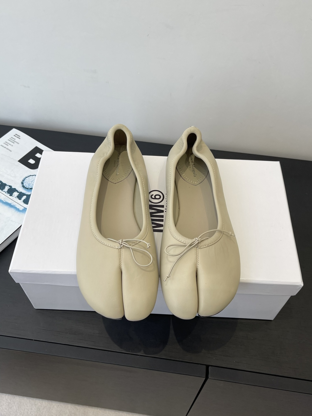 NO:707375,Maison Margiela MM6 Margiela 2026ss new spring and summer style retro Mary Jane split-toe shoes and ballet shoes MM6 is the most popular genius designer brand in the past two years. Its simple design and luxurious texture will make you put it down. If you don’t want to hit the streets, you can check out this brand. It is relatively niche but so easy to match. You can see this brand everywhere on ins and Xiaohongshu. BS original one-to-one customization. Original custom-made sheepskin on the upper. Imported sheepskin inside.  Original Italian genuine leather outsole, size 35-39 (40 customized), split-toe shoes, masion margiela, masion margiela, mary jane, sheepskin, Leather soles19860909Maison Margiela MM6 马吉拉 2026ss春夏新款 复古玛丽珍分趾单鞋 芭蕾舞鞋 MM6作为这两年最受欢迎的鬼才设计师品牌,设计简单、奢华的质感让你爱不释手 不想满大街撞款的可以看看这个品牌 比较小众却又是那么好搭配 ins、小红书随处可见这个品牌的身影 BS原版一比一定制 鞋面原版特定制羊皮 内里进口羊皮 原版意大利真皮大底 码数35-39（40定做）,分趾鞋,masion margiela,masion margiela,mary jane,sheepskin,Leather soles,Women's Shoes
