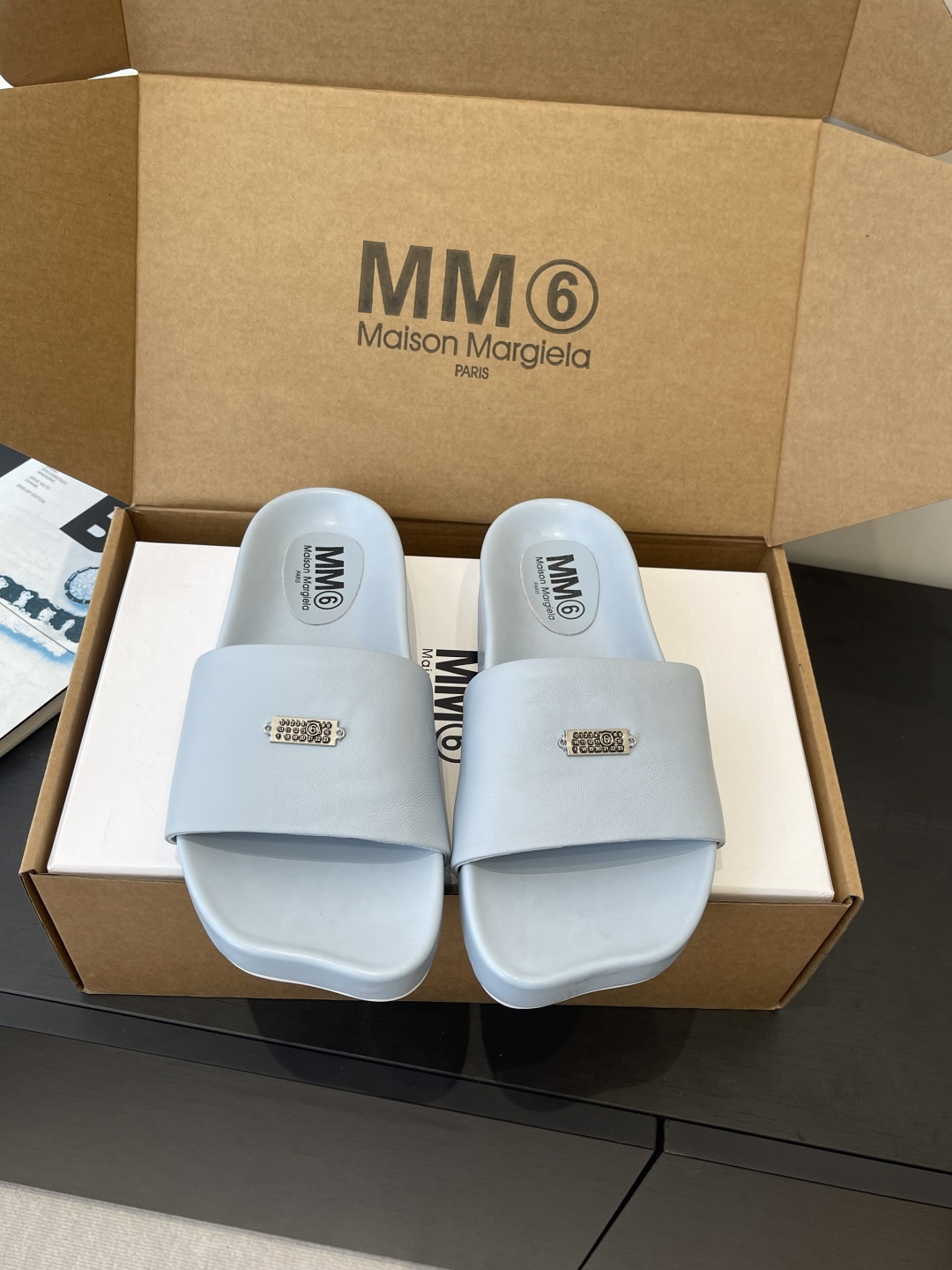 NO:707373,Maison Margiela MM6 Margiela 26ss new summer flat beach slippers. Minimalist design style. Decorated with brand logo letter design. Full of simple and versatile summer style. Customized sheepskin upper. Sheepskin lining/foot. Open molded rubber outsole. Size: 35-39 (40 customized), slippers, masion margiela, masion margiela, slippers, sheepskin19860909Maison Margiela MM6 马吉拉 26ss夏日新款平底沙滩拖鞋 极简的设计风格 饰有品牌logo字母设计 满满的夏日简约百搭风 定制级羊皮鞋面 羊皮内里/垫脚 开模橡胶大底 码数: 35-39（40定做）,拖鞋,masion margiela,masion margiela,slippers,sheepskin,Women's Shoes