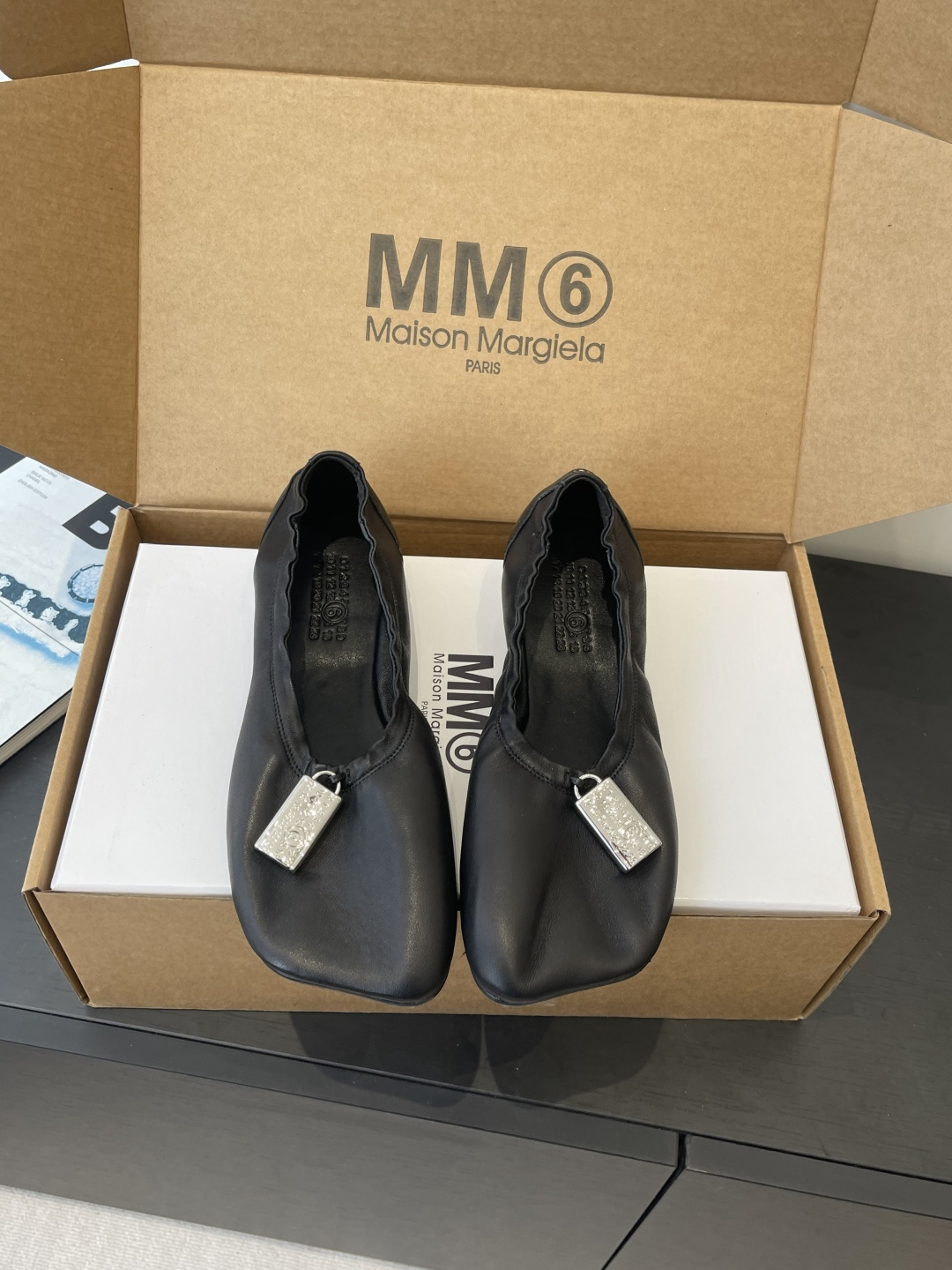 NO:707371,Maison Margiela MM6 Margiela 26ss new early spring slip-on flat ballet shoes. Needless to say, they are very comfortable. The silhouette, unique materials and the collage of contrasting materials are the features worth looking forward to. These ballet shoes are made of high-quality imported sheepskin. The square toe is elegant and the elastic band design of the shoe is easy to put on and take off. It is simply unparalleled. The upper is made of original imported sheepskin.  Sheepskin lining for feet, original customized Italian leather outsole, size 35-39 (customized for 40), ballet shoes, masion margiela, masion margiela, sheepskin, Leather soles19860909Maison Margiela MM6 马吉拉 26ss早春新款 一脚蹬 平底 芭蕾舞鞋 舒适度不用说 肯定会很舒服的 廓形 独具匠心的材料和对比材质的拼贴均是 MM6 Maison Magical 值得期待的特色 这款芭蕾舞鞋采用很有质感的进口羊皮 方头的雅致和鞋口松紧带设计方便穿脱 简直绝绝子了 鞋面采用原版进口羊皮 内里垫脚羊皮 原版定制意大利真皮大底 码数35-39（40定做）,芭蕾舞鞋,masion margiela,masion margiela,sheepskin,Leather soles,Women's Shoes