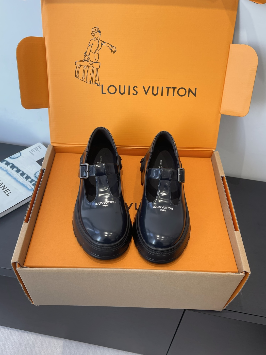 NO:707369,Louis Vuitton Louis Vuitton 26ss spring and summer new retro thick-soled Mary Jane loafers. Very cute and very age-reducing. Not afraid of showing short legs at all. After wearing them, the legs look thin and straight. Super recommended. Simple and easy to match, super long legs. Full texture and clear texture. Shiny. Upper imported patent leather/imported suede/imported cowhide. Lining sheepskin. Outsole Tpu original material. Code number 35-41 (40)  41customized),loafers,louis vuitton,louis vuitton,loafers,mary jane,cowhide,sheepskin,chamois leather19860909Louis Vuitton 路易威登 26ss春夏 新款复古厚底 玛丽珍乐福鞋 可爱十足非常减龄 完全不害怕显腿短 穿上后显得腿又瘦又直 超级推荐 简约好搭超显腿长 质感满满纹理清晰 有光泽 鞋面进口漆皮/进口麂皮/进口牛皮 内里羊皮 大底Tpu原版材料 码数35-41（40 41定做）,乐福鞋,louis vuitton,louis vuitton,loafers,mary jane,cowhide,sheepskin,chamois leather,Women's Shoes