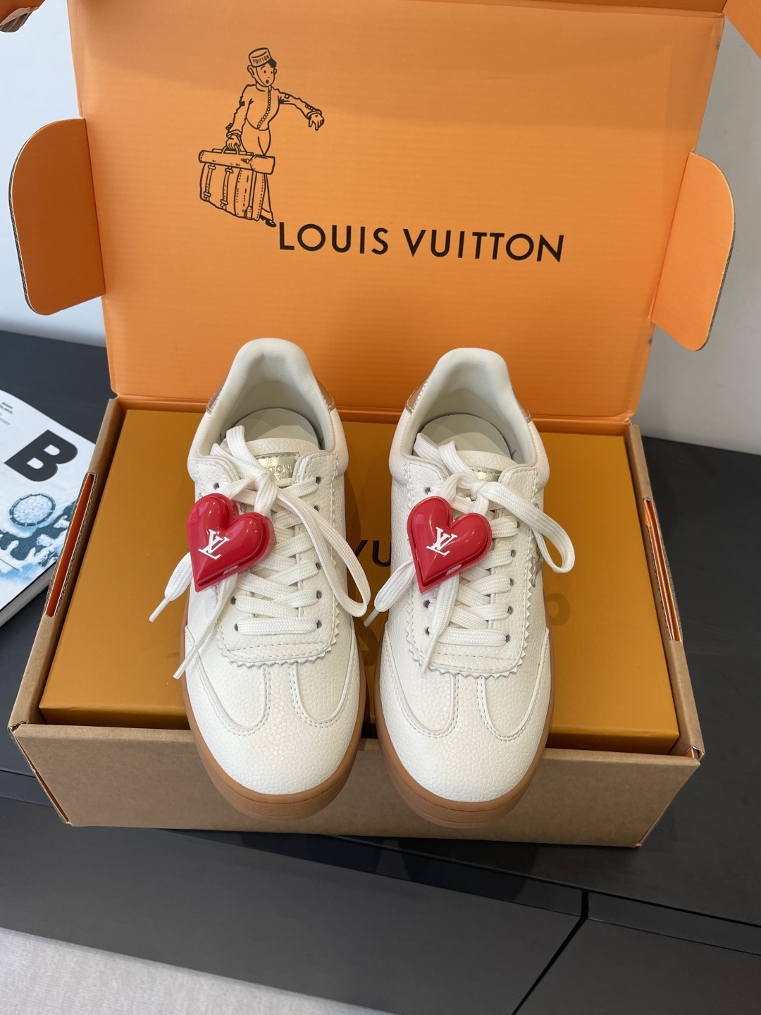 NO:707367,Louis Vuitton 26ss early spring new style casual sports shoes, moral training shoes (60 accessories), original purchased and developed, made by Archlight sports shoes, cut from cow leather in interesting configurations, double shoelaces embellished with Louis Vuitton logo beads, wide tongue and wavy outsole to establish recognition, both decorated with LV Circle logo, original cowhide material, original customized lining, original molding of the soles, size 35-44 (female 40)  Men's 45 (customized), casual shoes/sports shoes, louis vuitton, louis vuitton, louis vuitton, sneakers, cowhide19860909Louis Vuitton 26ss早春新款 休闲运动鞋 德训鞋（配饰60） 原版购入开发 做货 Archlight 运动鞋出自 以牛皮革裁成妙趣构型 双鞋带点缀路易威登标识串珠 宽大鞋舌和波浪形外底树立辨识度 均饰有 LV Circle 标识 面料原版牛皮 内里原版定制内里 鞋底原版开模 码数35-44 (女40 男45定做）,休闲鞋/运动鞋,louis vuitton,louis vuitton,louis vuitton,sneakers,cowhide,Women's Shoes