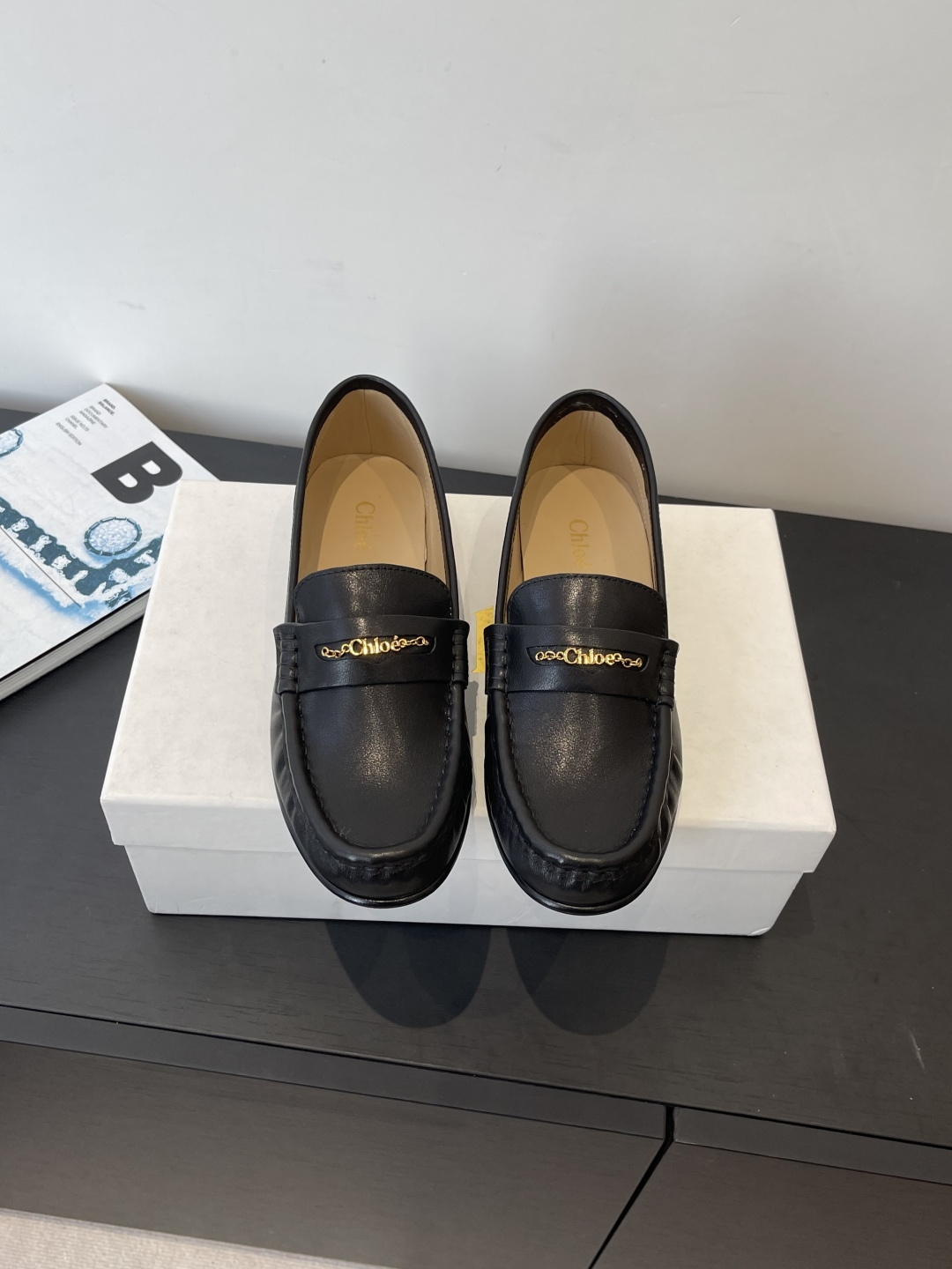 NO:707363,Chloe 26ss simple and elegant style loafers are made of fine matte leather and are soft to the touch. They highlight the texture of the leather itself. The stitching is neat in the craftsmanship and the edges are delicate. The shoes do not have too many decorations and are 'universal matching styles'. They can be matched with suits, jeans, dresses and other different styles of clothing. Suitable for various wearing scenarios such as the workplace and daily outings. Cowhide upper, sheepskin lining, genuine leather outsole  Size 35-40 (custom-made sizes 40 are non-refundable), loafers, chloe, loewe, loafers, skirts, jeans, business suit, cowhide, sheepskin, Leather soles19860909Chloe 26ss简约优雅风 乐福鞋 材质为细腻的哑光皮革 触感柔软 突出皮质本身的质感 工艺上缝线工整 边缘处理细腻 鞋款无过多装饰,属于“万能搭配款” 可搭配西装、牛仔裤、连衣裙等不同风格服饰 适配职场、日常出街等多种穿搭场景 鞋面牛皮 内里羊皮 真皮大底 码数35-40（40码定做不退换）,乐福鞋,chloe,loewe,loafers,skirts,jeans,business suit,cowhide,sheepskin,Leather soles,Women's Shoes