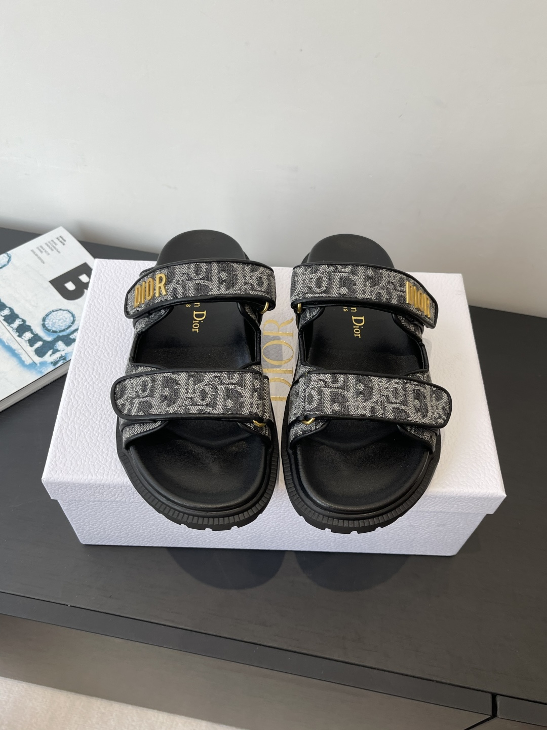 NO:722167,Dior Dior 26ss latest new spring and summer color classic Velcro sandals and slippers series original replica high version super durable and versatile style very comfortable on the foot, slim and white original custom upper, original d hardware buckle original TPU outsole size 35-42 (customized 41.42), slippers and sandals, dior, dior, sandals, slippers19860909Dior迪奥 26ss最新春夏新色 经典魔术贴凉鞋拖鞋系列 原版复刻 高版本 超耐看超百搭款 上脚非常舒适 显瘦又显白 鞋面原版定制鞋面,原版d五金扣 原版TPU大底 码数35-42（41.42定做）,拖鞋凉鞋,dior,dior,sandals,slippers,Women's Shoes