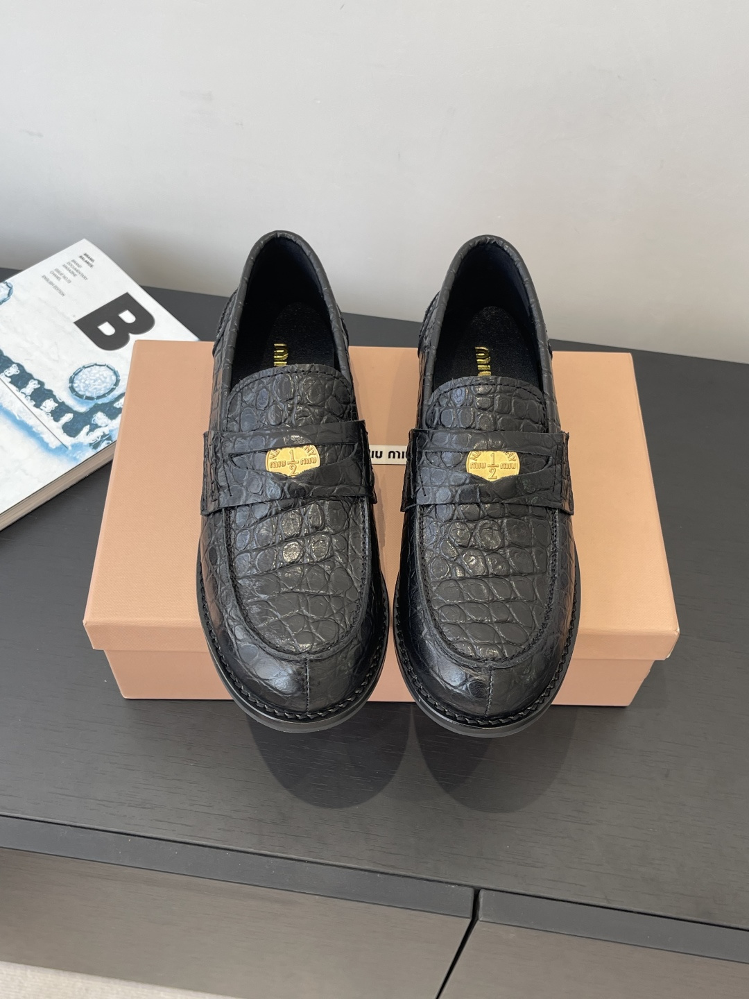 NO:722125,MiuMiu Miu Miu 26ss new spring and summer lucky coin series casual shoes loafers from all walks of life celebrities and Xiaohongshu fashion bloggers are planting grass. The upper is decorated with coins and embossed Miu logo, showing a unique classic style. The upper foot is very comfortable and versatile. The combination can be salty or sweet. The upper is customized imported calfskin, the lining is imported sheepskin, and the original open-molded rubber outsole  Size 35-40 (40.41 customized), loafers, miumiu, loafers, cowhide, sheepskin19860909MiuMiu 缪缪 26ss春夏新款 幸运钱币系列 休闲鞋乐福鞋 各路明星 小红书时尚博主都有种草 鞋面饰有硬币与压花Miu徽标 彰显别具一格的经典格调 上脚非常舒服百搭 搭配还是可咸可甜 鞋面定制进口小牛皮 内里进口羊皮 原版开模橡胶大底 码数35-40（40.41定做）,乐福鞋,miumiu,loafers,cowhide,sheepskin,Women's Shoes