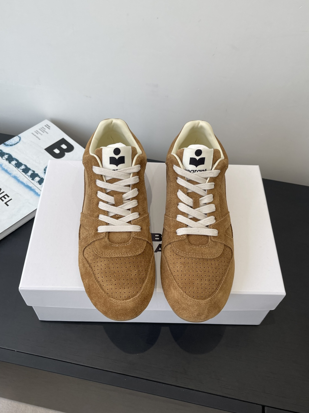 NO:722162,ISABEL MARANT Isabel 26ss spring and summer latest casual shoes, moral training shoes, adopt the silhouette of retro moral training shoes. The toe is rounded and the body line is smooth, integrating retro sports style and French casual feeling. There are low-key brand logo details on the side of the shoe. The overall design continues Isabel Marant's consistent 'French casual/retro sports' fusion style. It has both design sense and practicality. The upper is imported calf leather with high mercerization. The lining is mixed sheepskin.  Original molded rubber outsole size 35-40 (custom-made 40 non-returnable), casual shoes/sports shoes, sneakers, cowhide, sheepskin19860909ISABEL MARANT 伊莎贝尔 26ss春夏最新款休闲鞋 德训鞋 采用复古德训鞋廓形 鞋头圆润且鞋身线条流畅,融合复古运动风格与法式休闲感 鞋侧有低调的品牌标识细节 整体设计延续Isabel Marant一贯的“法式随性/复古运动”融合的风格 兼具设计感与实穿性 鞋面进口小牛皮拼接高丝光 内里混种羊皮 原版开模橡胶大底码数35-40（40定做不退换）,休闲鞋/运动鞋,sneakers,cowhide,sheepskin,Women's Shoes