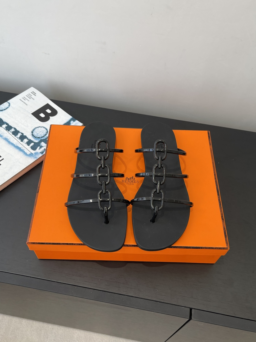 NO:722152,Hermes 2026 spring and summer new Mykonos series classic jelly shoes flat sandals and waterproof TPU sandals decorated with iconic 'Chaine d'Ancre' details to create a casual look. It can be said to be a good summer companion. The material is imported TPU, environmentally friendly and odor-free. Size 36-42 (40.41.42 custom-made, non-returnable), split-toe shoes, hermes, hermes, sandals, slippers19860909Hermes 爱马仕 2026春夏新款Mykonos系列经典 果冻鞋平底凉拖鞋 防水TPU凉鞋 饰有标志性'Chaine d'Ancre'细节 打造休闲造型 可谓夏日良伴 材质进口TPU环保无异味 码数36-42（40.41.42定做不退换）,分趾鞋,hermes,hermes,sandals,slippers,Women's Shoes