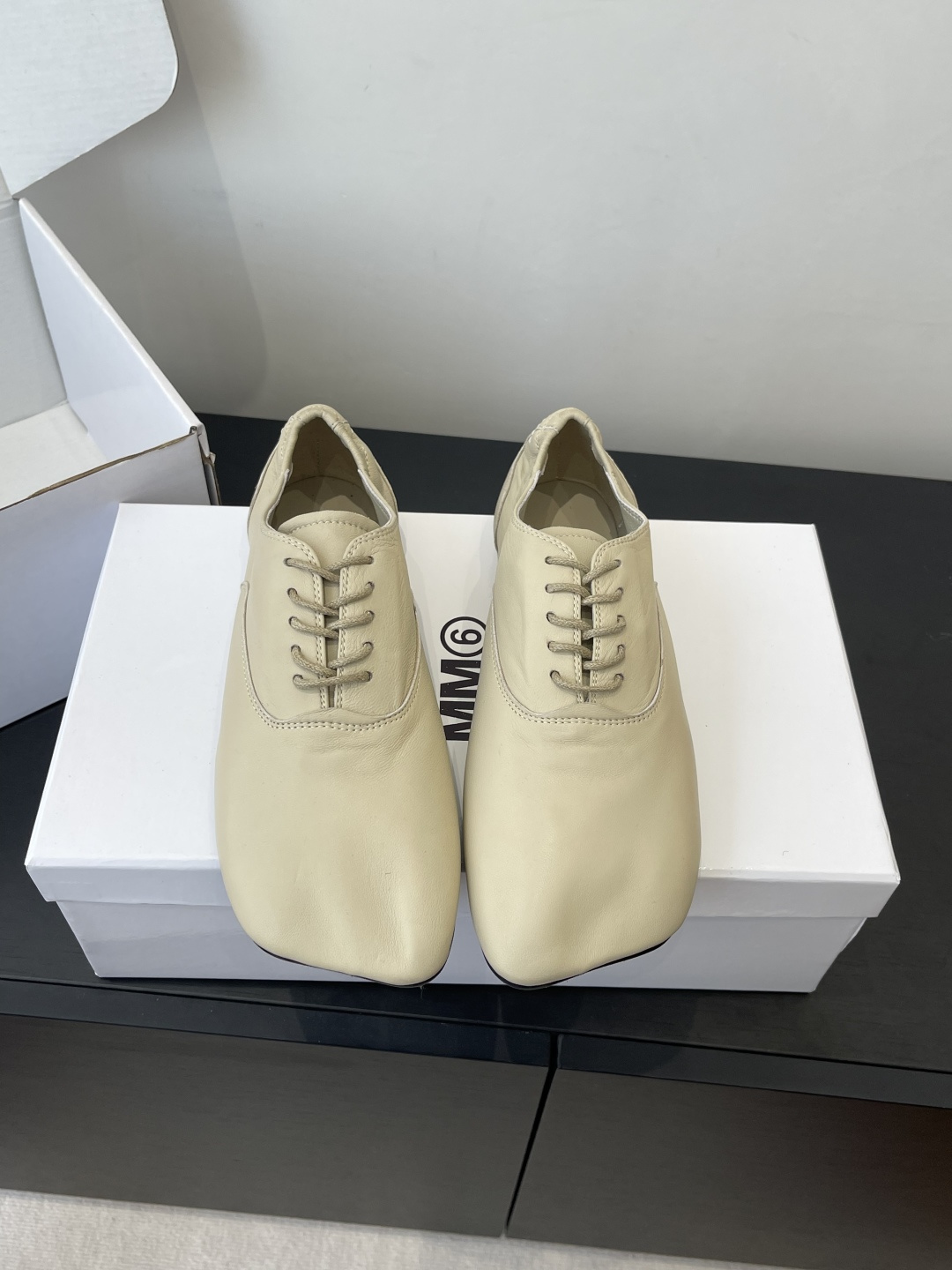 NO:722142,Maison Margiela MM6 26ss new early spring square toe lace-up flats and casual shoes combine the soft silhouette of ballet shoes with the lace structure of Oxford shoes. The toe is an iconic square toe design. The lines are simple and sculptural. It breaks the boundaries of traditional shoe styles. It is made of fine soft leather. The upper has no stiff splicing. The texture is soft and fits the foot. The stitching process of the shoe body is exquisite. It continues the brand's exquisite attention to material texture.  Implement Maison Margiela's signature 'deconstruction', simplify the functional decoration of shoes, retain the core wearing experience, and have both artistic sense and practicality. Imported sheepskin for the upper, sheepskin lining, genuine leather outsole, size 35-40 (40 customized), single shoes, masion margiela, masion margiela, flats, sheepskin, Leather soles19860909Maison Margiela MM6 马吉拉 26ss早春新品方头系带 平底鞋 休闲鞋 融合芭蕾鞋的柔软廓形与牛津鞋的系带结构 鞋头为标志性的方头设计 线条简约且具雕塑感 打破传统鞋型的边界感 采用细腻的软质皮革打造 鞋面无生硬拼接 质感柔软贴合脚部 鞋身缝线工艺精致 延续品牌对材质肌理的考究 贯彻 Maison Margiela 标志性的“解构主义” 简化鞋履的功能性装饰 保留核心穿着体验 兼具艺术感与实穿性 鞋面进口羊皮 内里羊皮 真皮大底 码数35-40（40定做）,单鞋,masion margiela,masion margiela,flats,sheepskin,Leather soles,Women's Shoes