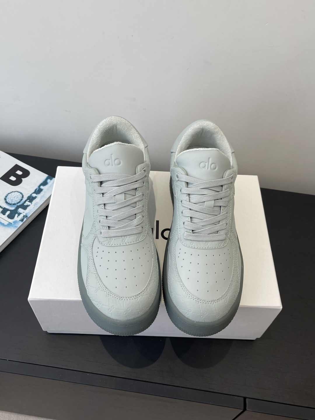 NO:722177,alo 26ss latest hot style in spring and summer, color matching, thick-soled white shoes, casual sports shoes, top version, this alo understands girls better than Nike!  Super versatile on the feet!  And super comfortable!  It’s a thick-soled model but not heavy on the feet at all!  Very light!  It looks even better with socks!  And it’s the same model recommended by celebrities~the upper toes are taller and the legs are slimmer!  Super suitable for us little girls ~ The overall shoe is also a classic color-blocking and contrasting design with a delicate leather texture on the upper. The fabric is made of original imported first-layer cowhide. The lining is breathable terry velvet. The heel height is 4cm. The sole is made of original open-molded non-slip rubber material. Size 35-40 (customized in 40), casual shoes/sports shoes, sneakers, cowhide19860909alo 26ss春夏最新爆款 拼色 厚底小白鞋 休闲运动鞋 顶级版本 这款alo比耐克更懂女生！上脚超级百搭！而且超级舒适！是厚底款但是上脚一点都不沉重！非常轻便！套上袜套搭配更好看！而且还是明星同款推荐～上脚增高显腿细！超级适合我们小个子女生～ 鞋子整体也是经典的拼色撞色设计搭配鞋面细腻的真皮纹路肌理感 面料采用原版进口头层牛皮 内里透气毛巾绒里 跟高4cm 鞋底原版开模防滑橡胶材质 码数35-40（40定做）,休闲鞋/运动鞋,sneakers,cowhide,Women's Shoes