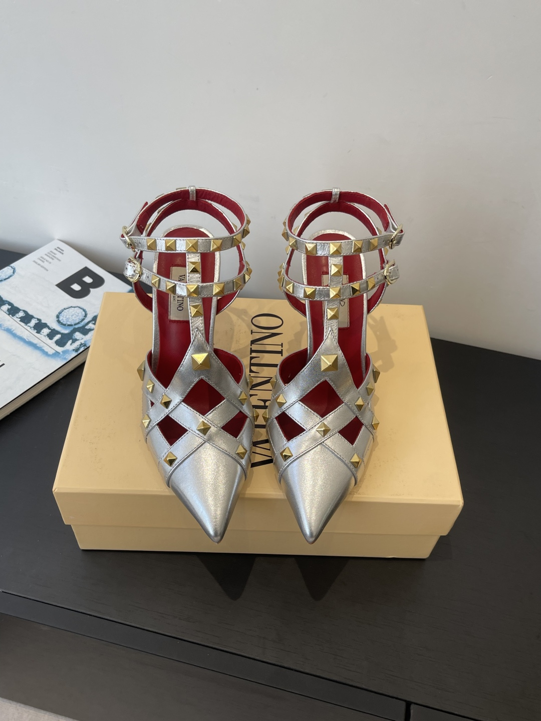 NO:722166,Valentino Valentino 26ss spring and summer new style, pointed toe willow sandals, hollow back high heels, hand-made lasts make the shoe shape particularly smooth, and look high-end when worn. The iconic rivet design on the upper is very recognizable. You can tell it is a classic model of Valentino at a glance. The double-ring buckle is not only exquisite and beautiful, but also can modify the shape of the legs, making the legs appear thin and long. It is definitely the ceiling in high-heeled sandals.  The pure and lustful temperament is perfectly controlled. The heel height is 9.5cm. The size is 35-41 (customized for 40 and 41), high heels and sandals, valentino, valentino, sandals, high heels.19860909Valentino 华伦天奴 26ss春夏新款 尖头柳丁 凉鞋 后镂空高跟鞋 手工调楦让鞋型线条特别流畅 穿上就显高级 鞋面上标志性的铆钉设计超有辨识度 一看就知道是华伦天奴的经典款  双环扣饰不仅精致好看 还能修饰腿型 显得腿又细又长 绝对是高跟凉鞋里的天花板 又纯又欲的气质拿捏得死死的 跟高9.5cm 码数35-41（40 41订做）,高跟鞋凉鞋,valentino,valentino,sandals,high heels,Women's Shoes