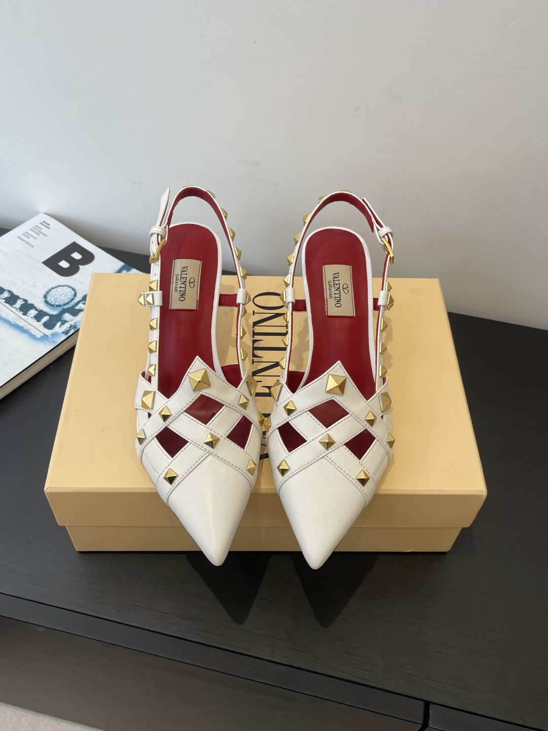 NO:722169,Valentino Valentino 26ss spring and summer new style, pointed toe willow sandals, hollow back high heels, hand-made lasts make the shoe shape particularly smooth, and look high-end when worn. The iconic rivet design on the upper is very recognizable. You can tell it is a classic model of Valentino at a glance. The double-ring buckle is not only exquisite and beautiful, but also can modify the shape of the legs, making the legs appear thin and long. It is definitely the ceiling in high-heeled sandals.  The pure and lustful temperament is perfectly controlled. The heel height is 6.5cm. The size is 35-41 (custom-made 40 and 41), high heels and sandals, valentino, valentino, sandals, high heels.19860909Valentino 华伦天奴 26ss春夏新款 尖头柳丁 凉鞋 后镂空高跟鞋 手工调楦让鞋型线条特别流畅 穿上就显高级 鞋面上标志性的铆钉设计超有辨识度 一看就知道是华伦天奴的经典款  双环扣饰不仅精致好看 还能修饰腿型 显得腿又细又长 绝对是高跟凉鞋里的天花板 又纯又欲的气质拿捏得死死的 跟高6.5cm 码数35-41（40 41订做）,高跟鞋凉鞋,valentino,valentino,sandals,high heels,Women's Shoes