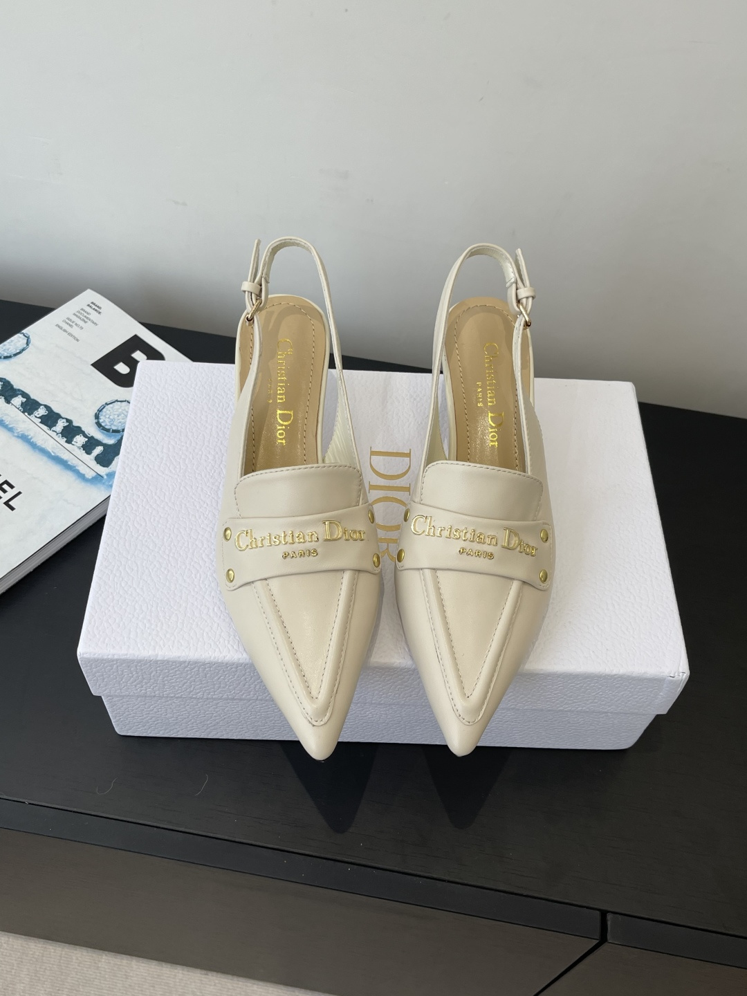 NO:722173,DIOR Dior's latest model for spring and summer, steel-stamped letter logo shoes, sandals and high heels, continuing the D family's timeless classics. This shoe is low-key yet gorgeous, sexy yet not ostentatious. The shoe shape is a delicate style that everyone loves. It is very, very slim. The entire curvature of the side perfectly shows the curve of the foot. It has mature femininity and a lively girlish feel. The upper foot is also so good-looking, it is worth recommending. Sheepskin upper, mixed sheepskin lining, genuine leather outsole, heel height 8cm  Size 35-39 (40.41.42 customized, non-returnable), high heels and sandals, dior, dior, dior, sandals, high heels, sheepskin, Leather soles19860909DIOR迪奥 春夏最新款 钢印字母logo单鞋 凉鞋 高跟鞋 延续D家永恒经典 这款鞋低调不失华丽 性感又不显张扬 鞋型是大家都爱的秀气款 非常非常显瘦 侧面整个弧度将脚部曲线完美展现 既有成熟女人味 又不乏一丝活泼少女感 上脚也太好看了,值得推荐 鞋面羊皮 内里混种羊皮 真皮大底 跟高8cm 码数35-39（40.41.42 定做不退换）,高跟鞋凉鞋,dior,dior,dior,sandals,high heels,sheepskin,Leather soles,Women's Shoes