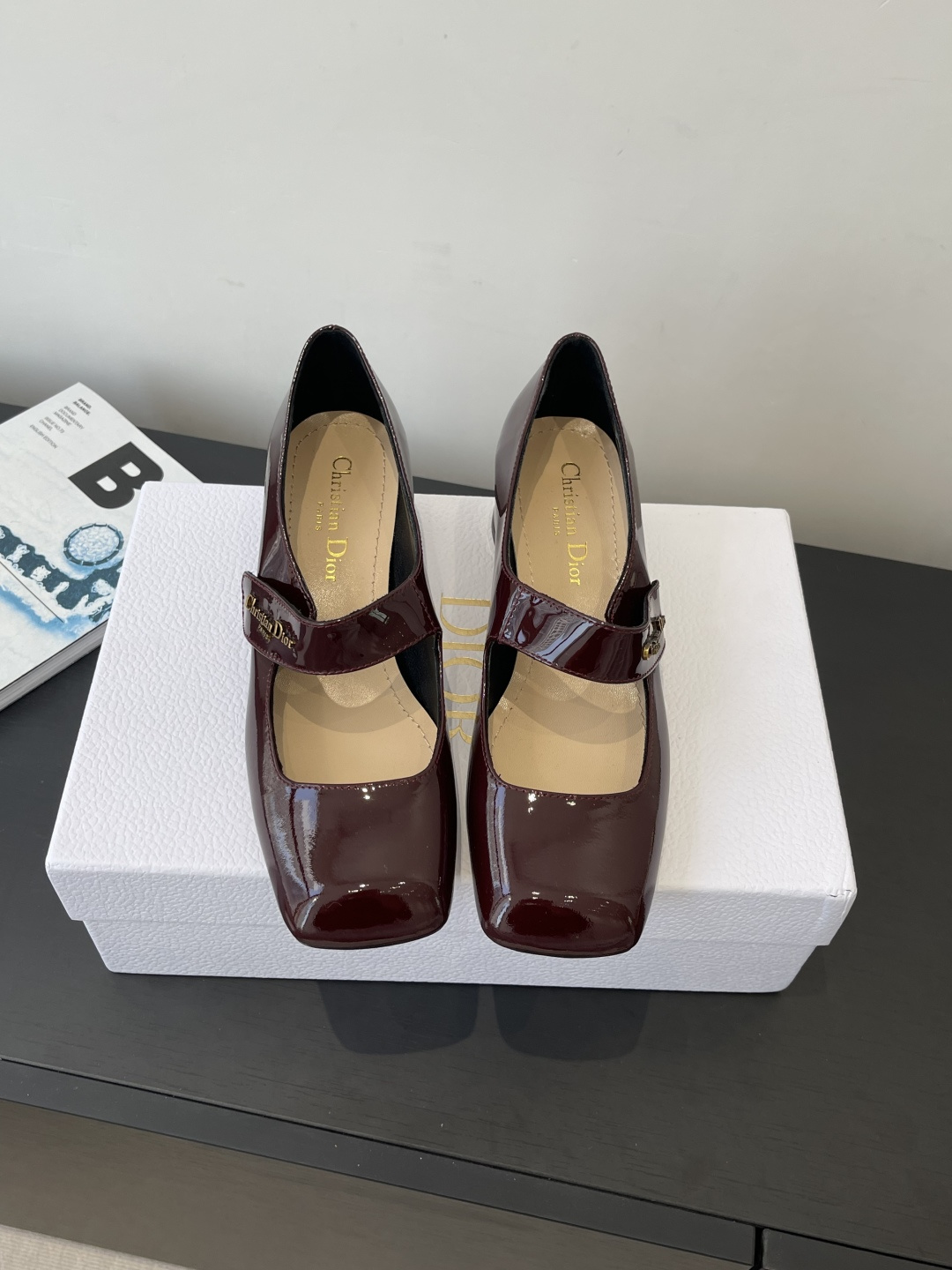 NO:722161,DIOR 'Christian Dior' 2026ss spring and summer new style Mary Jane French small leather shoes with lacquered texture and classic straps Dior shoes outline French romance Christian Dior hardware fasteners are so exquisite. The small square toe is fashionable and retro. The whole taste of a wealthy daughter ~ I love it. Cow patent leather upper, sheepskin lining, heel height 4.5cm, Italian genuine leather outsole and heel height  Size 35-39 (40.41.42 customized, non-refundable), Mary Jane, dior, dior, mary jane, sheepskin, Leather soles19860909DIOR『Christian Dior』2026ss春夏新款 玛丽珍 法式小皮鞋漆光质感邂逅经典绑带 迪奥鞋履勾勒法式浪漫 Christian Dior五金扣件 好精致啊 小方头时髦复古 整一个富家千金的味道～大爱了 牛漆皮鞋面 羊皮内里 跟高4.5cm 意大利真皮大底跟高 码数35-39（40.41.42定做不退换）,玛丽珍,dior,dior,mary jane,sheepskin,Leather soles,Women's Shoes