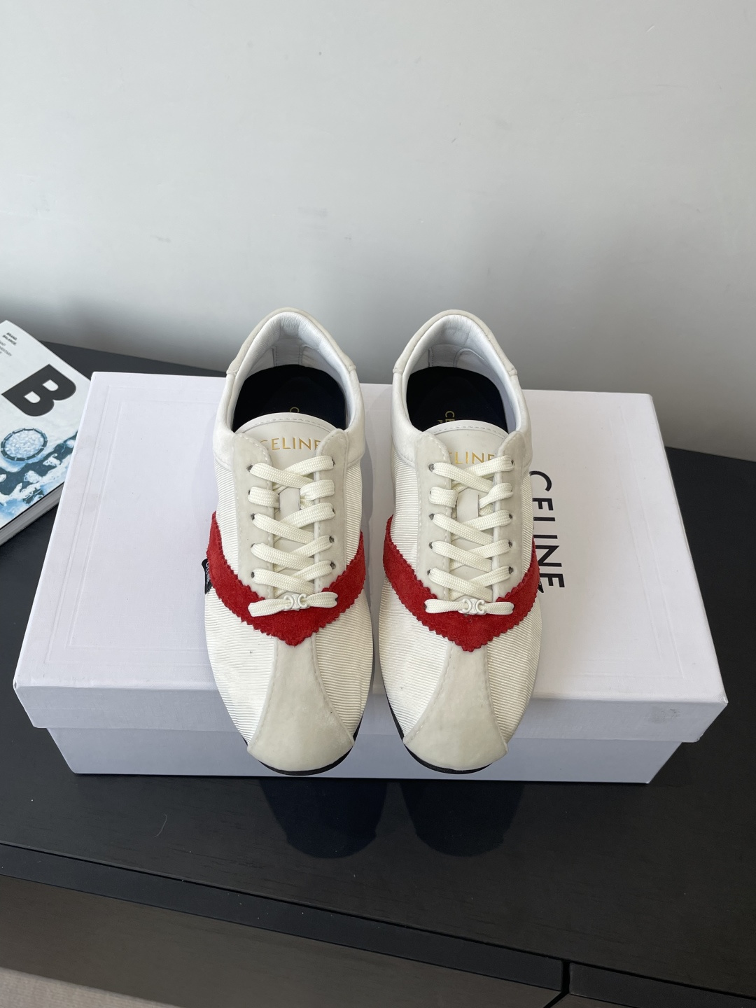 NO:722104,CELINE Celine 26ss new spring and summer moral training shoes FLAT design is inspired by ballet shoes. The unique color and material combination injects a touch of retro style. The upper has a V-shaped splicing design. The shoelaces are equipped with a removable Arc de Triomphe logo. Although this sneaker has a flat-soled structure, it is still extremely comfortable and light to wear with a soft rubber outsole. The upper is made of velvet spliced custom cloth and the original molded rubber outsole.  Size 35-41 (40.41 customized), casual shoes/sports shoes, celine, sneakers19860909CELINE 思琳 26ss春夏新款 德训鞋 FLAT设计灵感源于与芭蕾舞鞋 独特的配色和材质组合 注入了一抹复古风格 鞋面有着V字形拼接设计 鞋带上配有可拆洗凯旋门logo 尽管这款运动鞋为平底结构 通过柔软的橡胶外底 穿着依然无比舒适与轻便  鞋面丝绒拼接定制布 原版开模橡胶大底 码数35-41（40.41定做）,休闲鞋/运动鞋,celine,sneakers,Women's Shoes