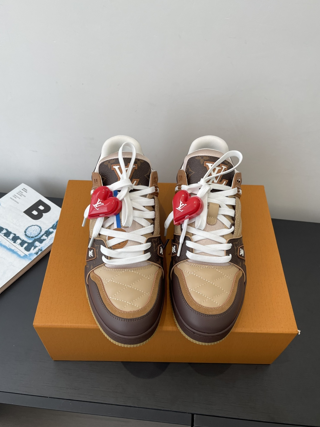 NO:722126,LV TARINE Louis Vuitton L's sneakers, skate shoes, couple model (60 accessories) Original purchase, development and production This LV Trainer sneaker is made of cow leather to create a complex upper, which requires several hours of ingenious sewing to complete. The classic configuration is from the hands of Virgil Abloh, showing the inspiration of retro basketball shoes. Fabric: Original custom-made first-layer cowhide. Lining: Original custom-made breathable mesh lining. Outsole: Original open-molded two-color TPU combination outsole.  Size 35-44, casual shoes/sports shoes, louis vuitton, louis vuitton, louis vuitton, sneakers, cowhide19860909LV TARINE路易威登L家运动鞋 滑板鞋 情侣款（配饰60） 原版购入开发 做货 本款LV Trainer 运动鞋选用牛皮革塑造繁复鞋面,需要数小时的匠心缝制方可完成.经典构型出自 Virgil Abloh 之手,展现复古篮球鞋的灵感启发 面料: 原版定制头层牛皮 内里: 原版定制透气网里 大底: 原版开模双色TPU组合大底 码数35-44,休闲鞋/运动鞋,louis vuitton,louis vuitton,louis vuitton,sneakers,cowhide,Women's Shoes